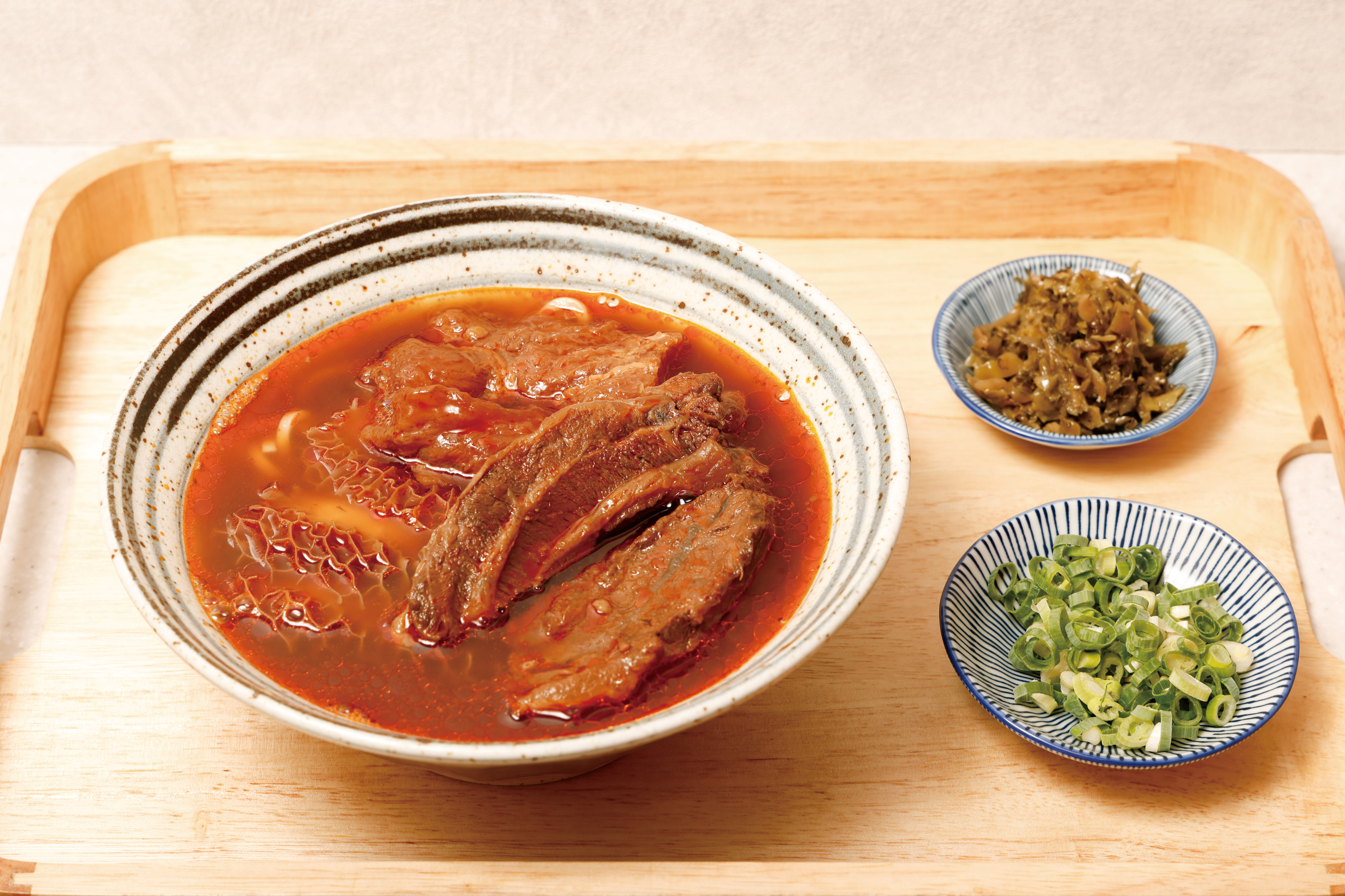 4 「御真牛餐馆」的牛肉面以筋肉交织的牛腱心搭配红烧汤头，十分对味。