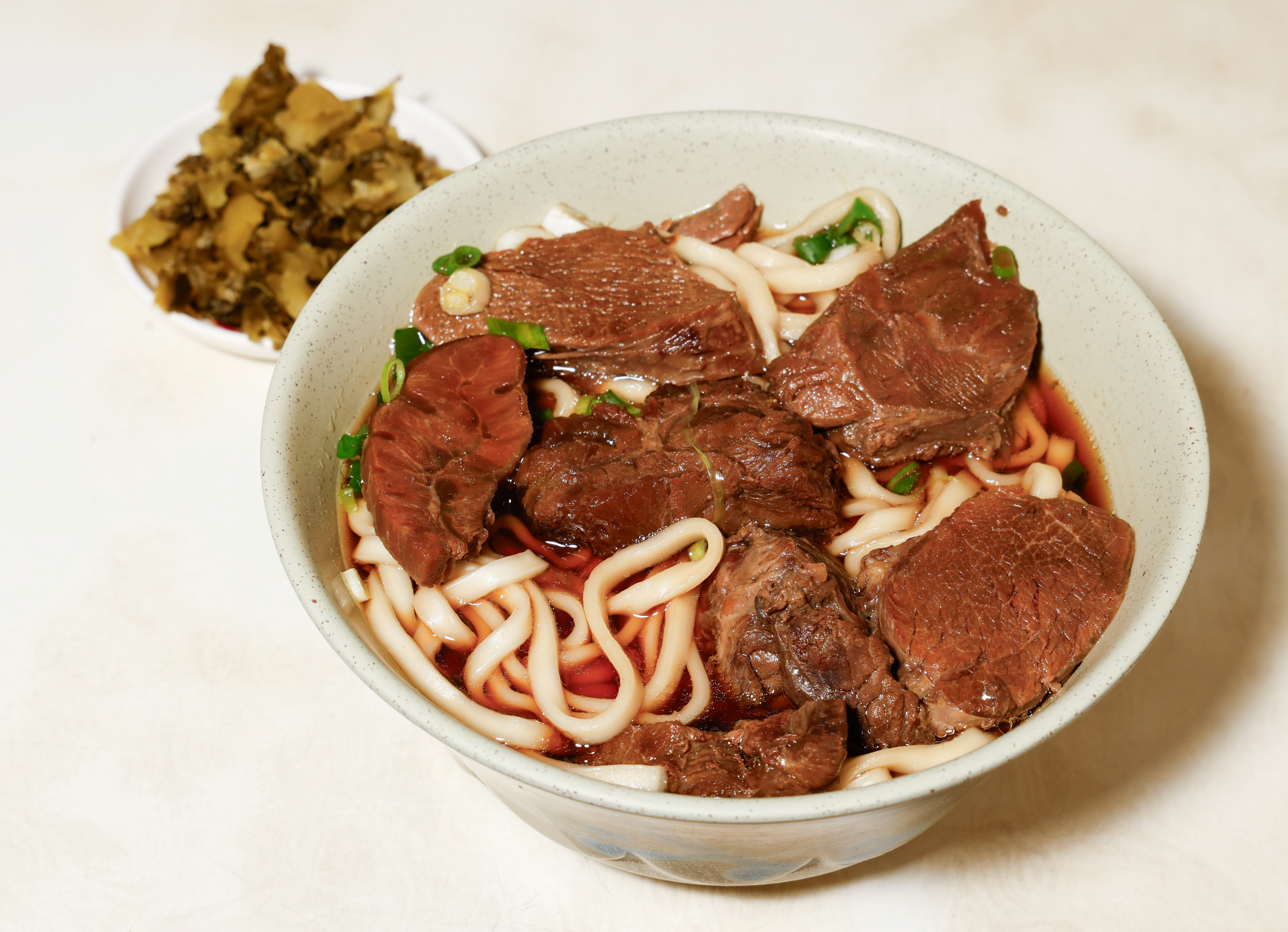2 「小吴牛肉面」的厚实肉块和红烧汤头，呈现道地眷村风味。