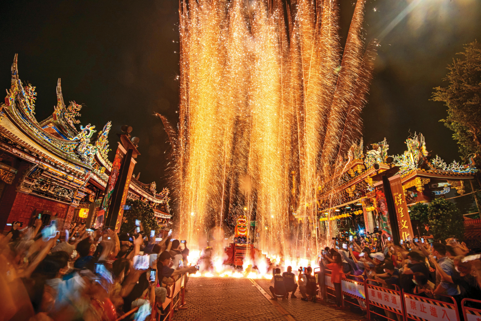 4@财团法人台北保安宫-「保生文化祭」重头戏放火狮,随着蜂炮冲入云霄,象徵辟邪除疫。