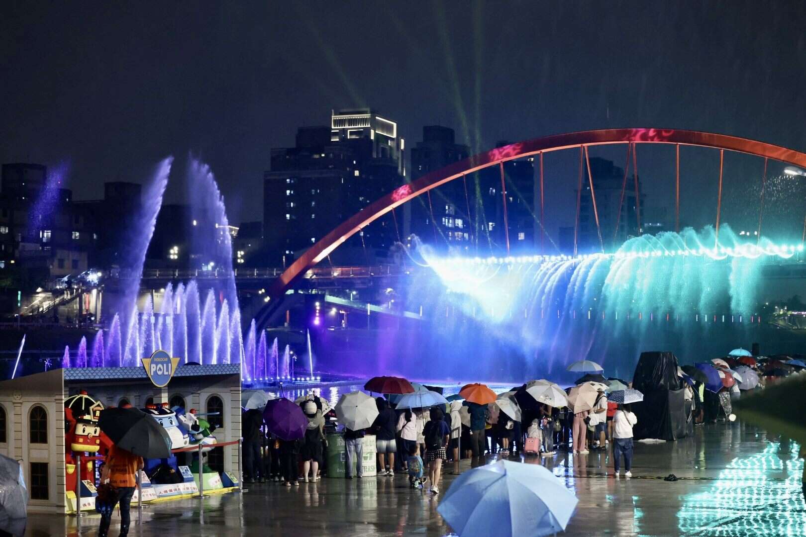 「2025台北水舞嘉年华」共推出上百场水舞秀及周末限定主题活动，为今秋最受瞩目的城市盛事（图片来源：台北市政府观光传播局）