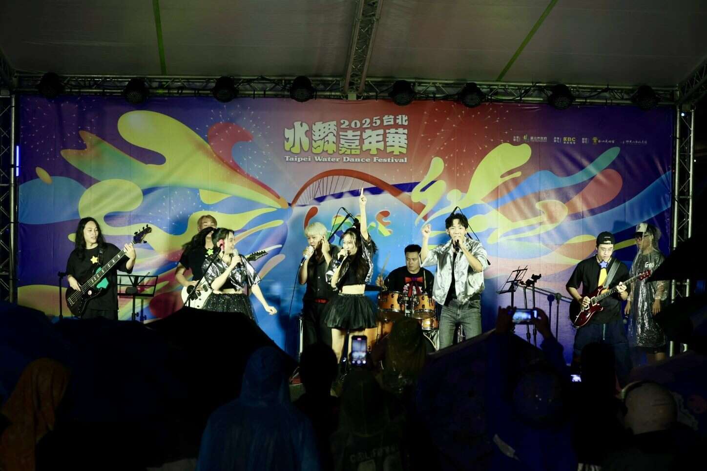 YOYO艺人与旅人乐团跨界演出改编版〈卡加布列岛〉，不分年龄全场大声合唱同欢（图片来源：台北市政府观光传播局）