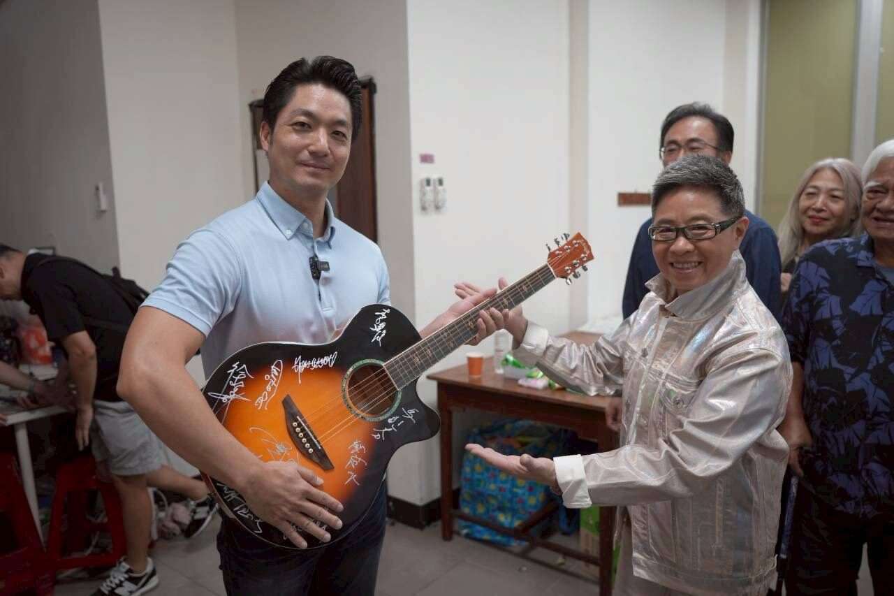 台北市市长蒋万安与台湾音乐制作人丁晓雯老师（图片来源：台北市政府秘书处媒体事务组）