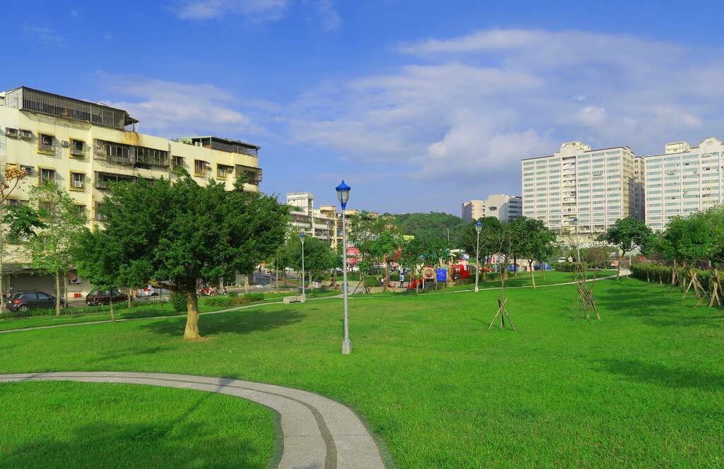 图4、绿草如茵的乐活公园