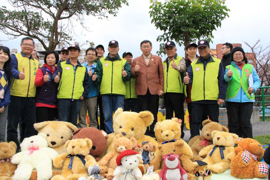 图６市长与熊熊家族合影