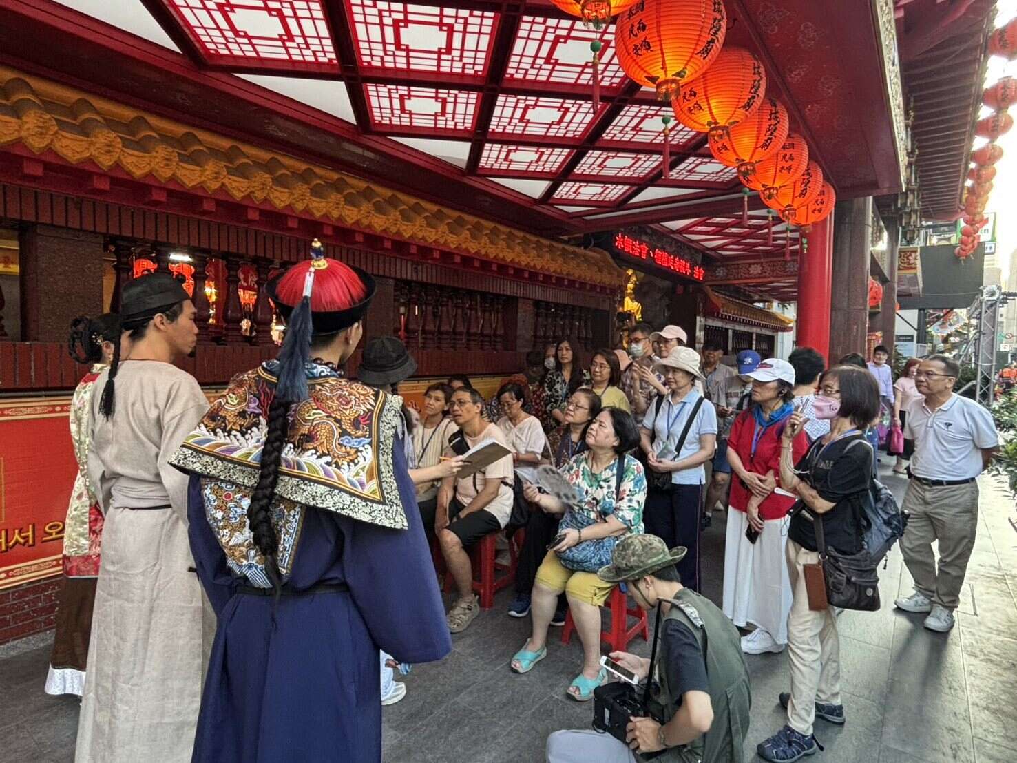 「走读剧场—寻找陈星聚」以走读结合戏剧，带领观众穿梭於旧城街巷之间，重温历史的足迹。（图片来源：台北市政府观光传播局）