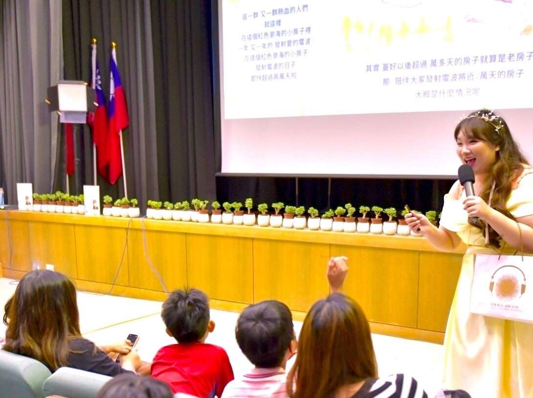《行动吧！小小地球人》节目主持人陈怡君於台北电台办理听友会，与大小朋友互动交流。（图片来源：台北市政府观光传播局）