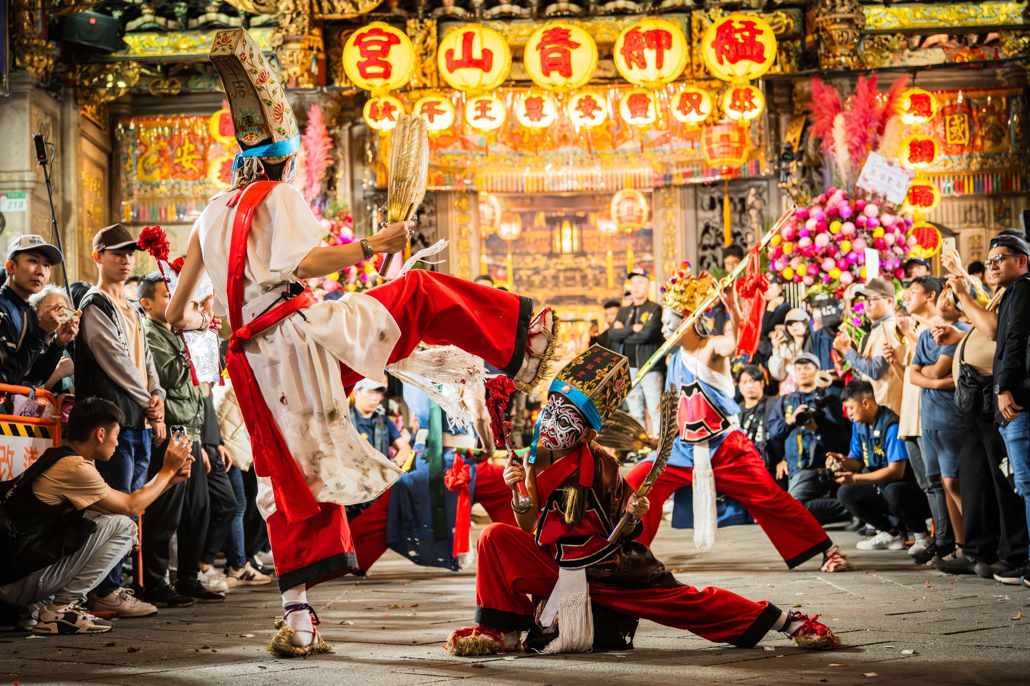 P06-09 庙宇文化-1 艋舺青山宫延续百年祭典传统，於庙埕展开热闹非凡的艺阵演出。（摄影／詹登贵）