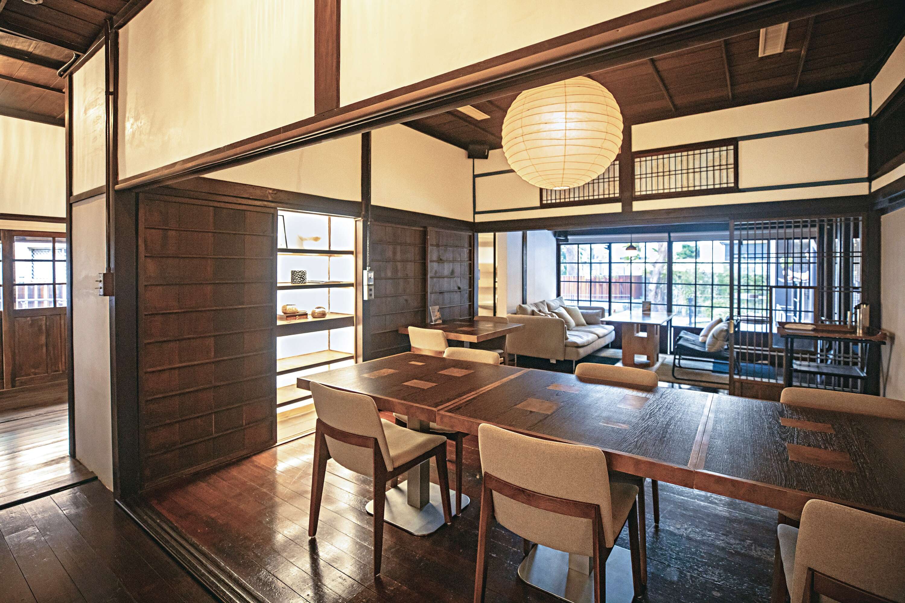 P14-17老屋活化-1 戴炎辉寓所由「辉室」进驻，用餐区仍保留具时代特色的日式建筑空间。