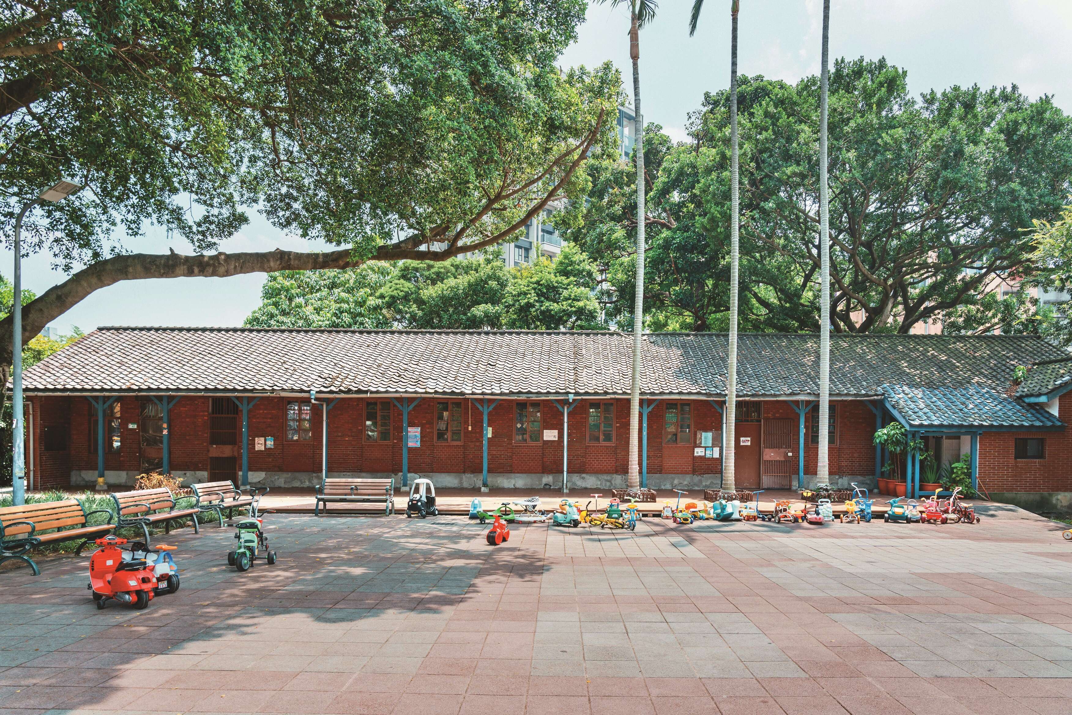 P20-23 漫游-4 仁济疗养院旧址转型为公园绿地与儿童游戏场，延续其历史记忆，转化为民众休憩的场域。（图／台北市文化局）