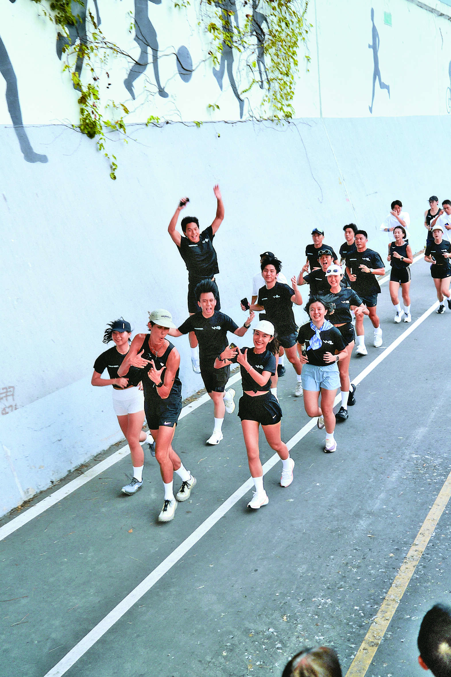 P28-31-风格-5@Allen Wu-跑步文化深入台北，常可见志同道合的跑友一同练习。