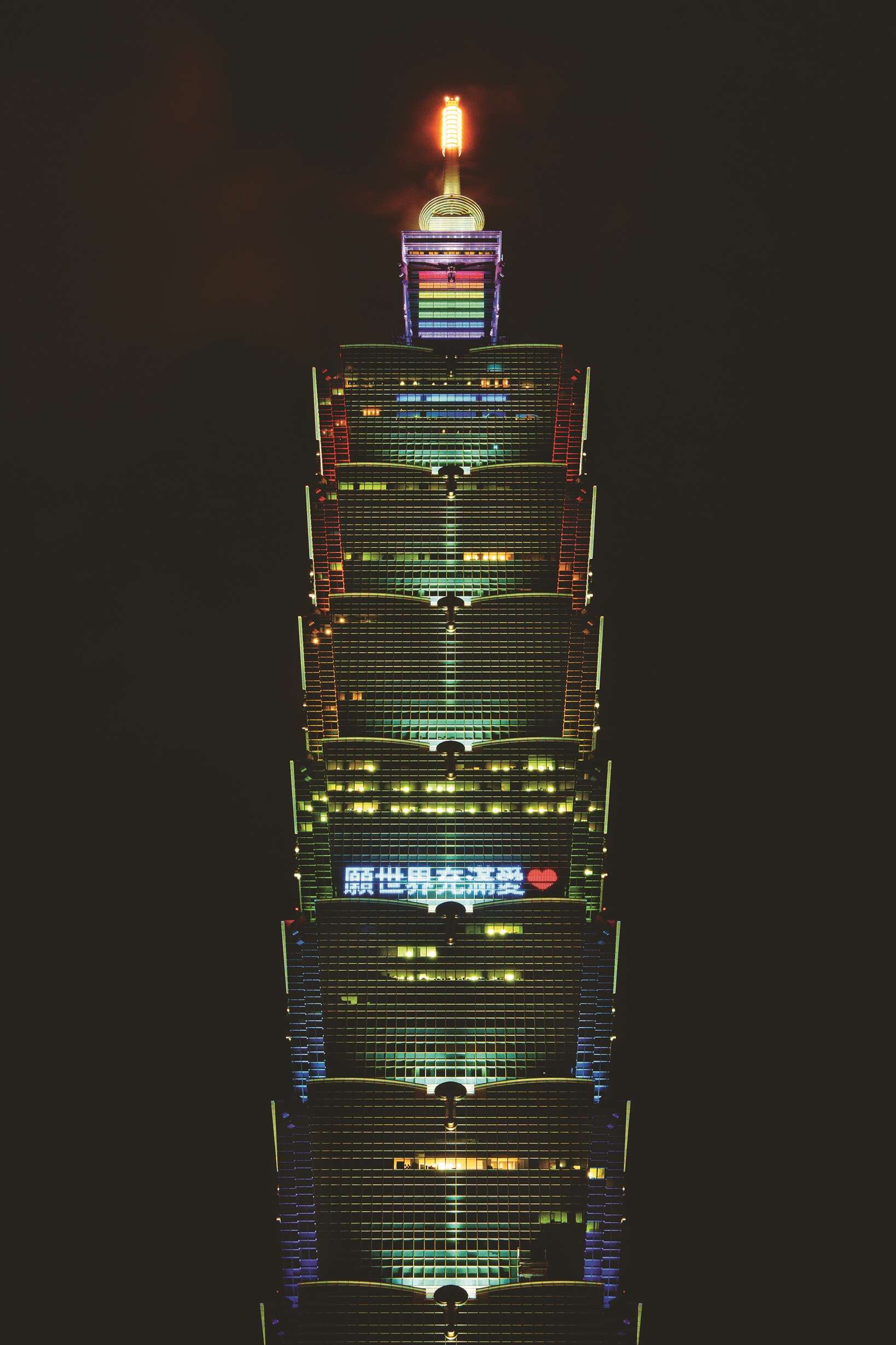 P32-35-写真-10@台北101-台北101大楼点上彩虹光影,呼应台湾同志游行理念。(图/台北101)