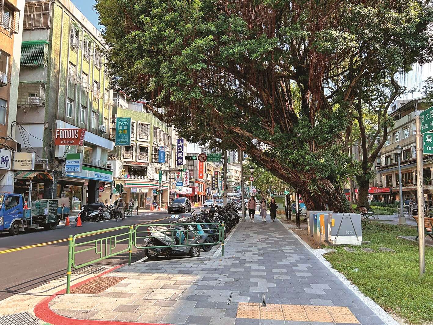 P46-47-城市指南-1@台北市工务局新建工程处-师大路近期拓宽人行道并设置景观栏杆，让民众行走时更安心。