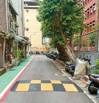 P46-47-城市指南-4@台北市交通局-浦城街增设减速丘，提醒行经驾驶需放慢车速。（图／台北市交通局）