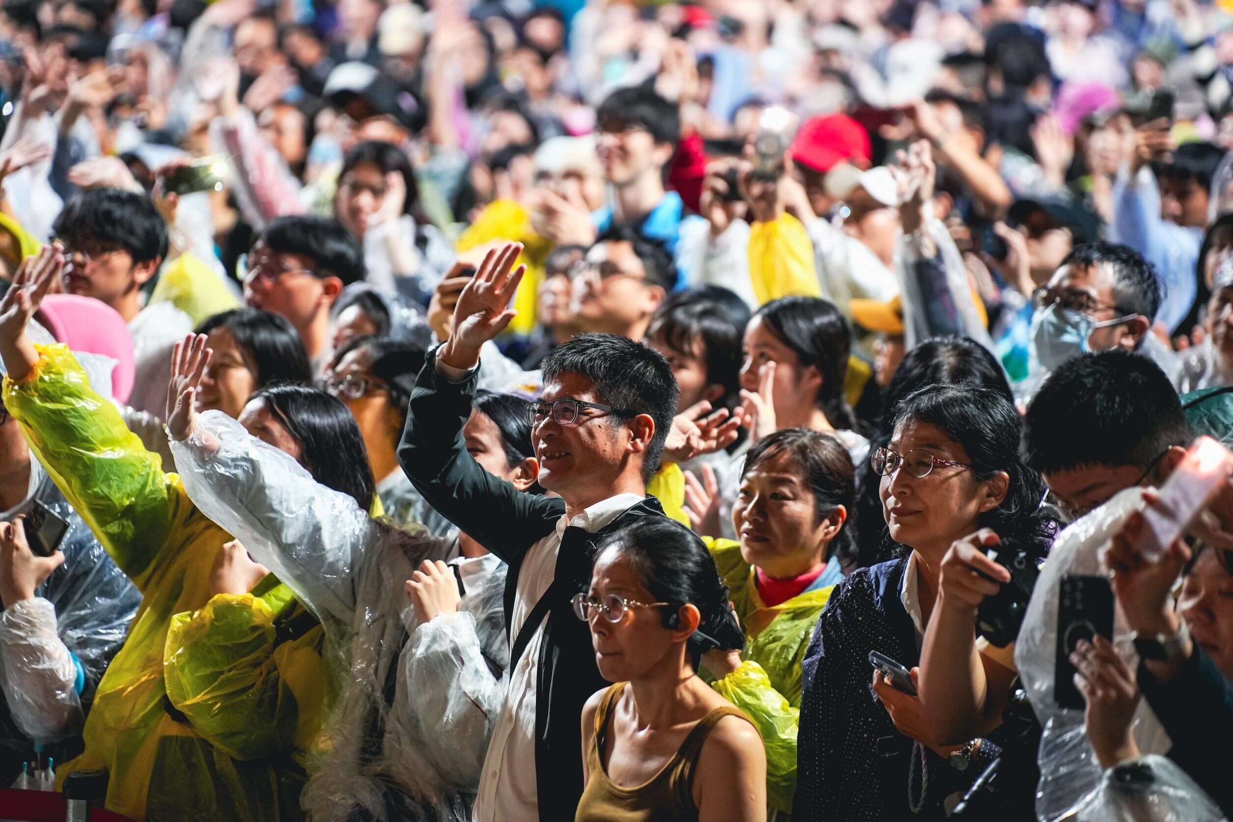 两厅院广场同步户外转播照常举行，转播现场也备有轻便雨衣供民众领取。(图片来源：台北市政府秘书处)