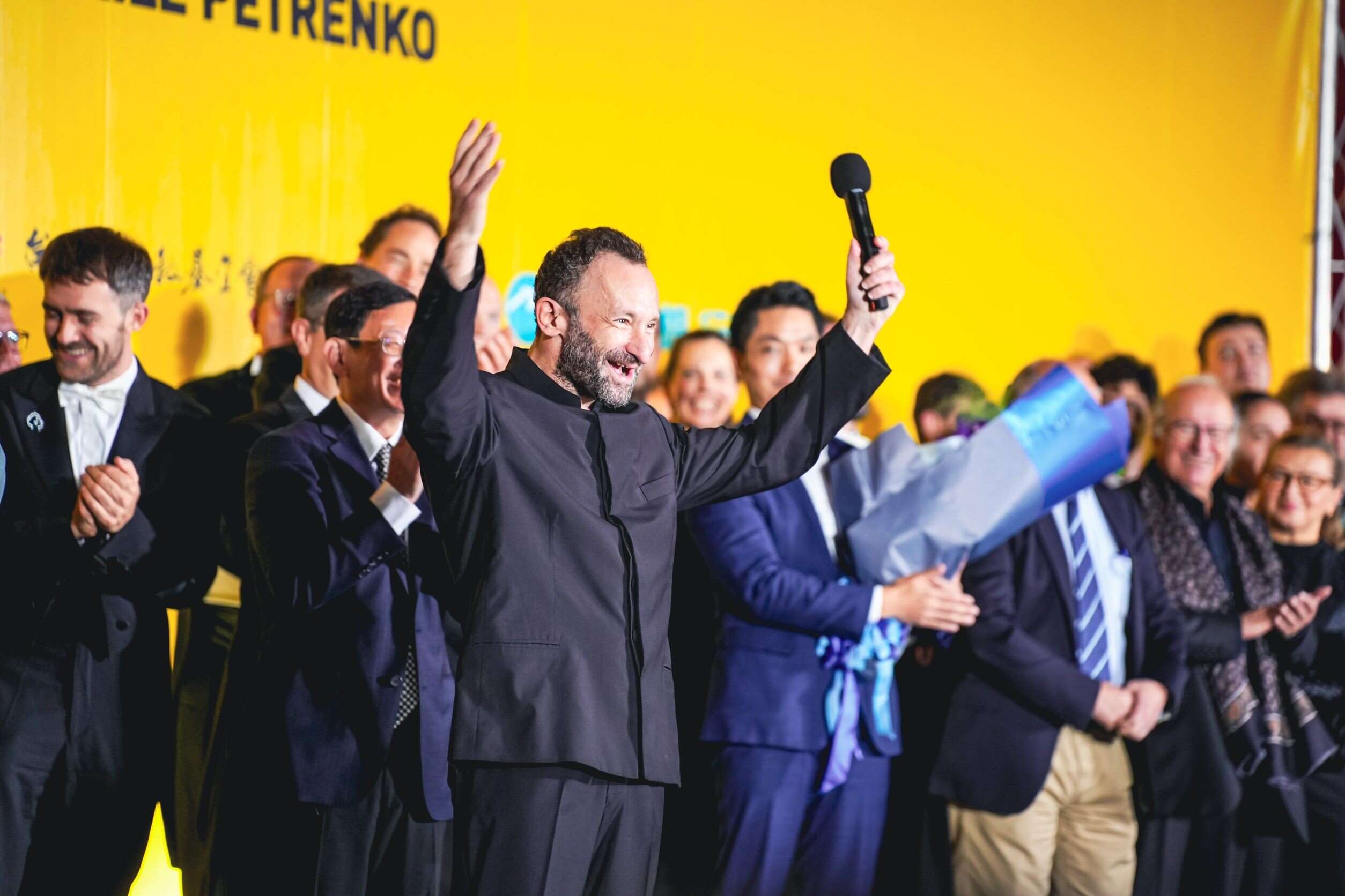 柏林爱乐睽违七年重磅回归，首席指挥基里尔佩特连科（Kirill Petrenko)首次领军，带来3场音乐会，台北再创全球直播历史。特别现身两厅院户外广场的同步转播现场，向所有冒雨前来的乐迷致意。(图片来源：台北市政府秘书处)