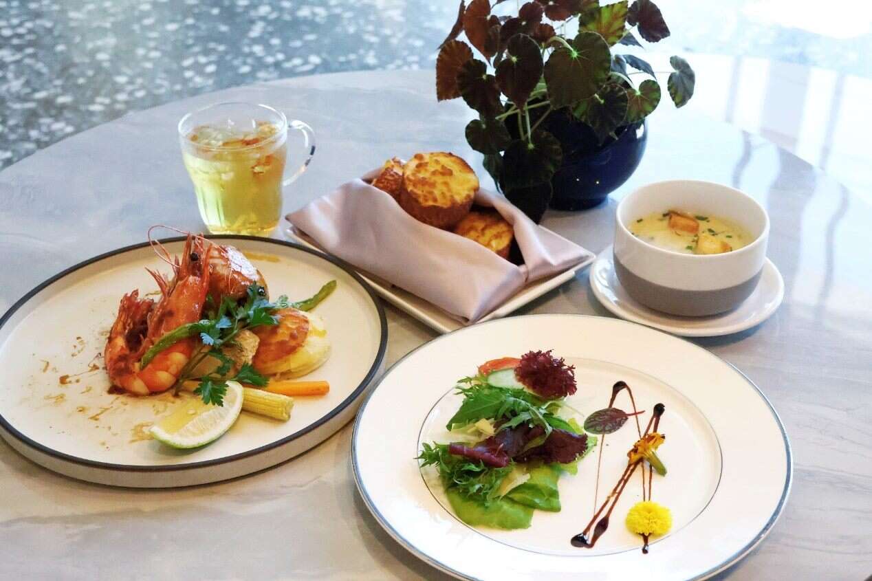 呼吸之間餐廳推出的「金運菊花風味餐」,以在地農產結合創意料理,包括開胃沙拉、菊花海鮮湯到主菜海陸三拼