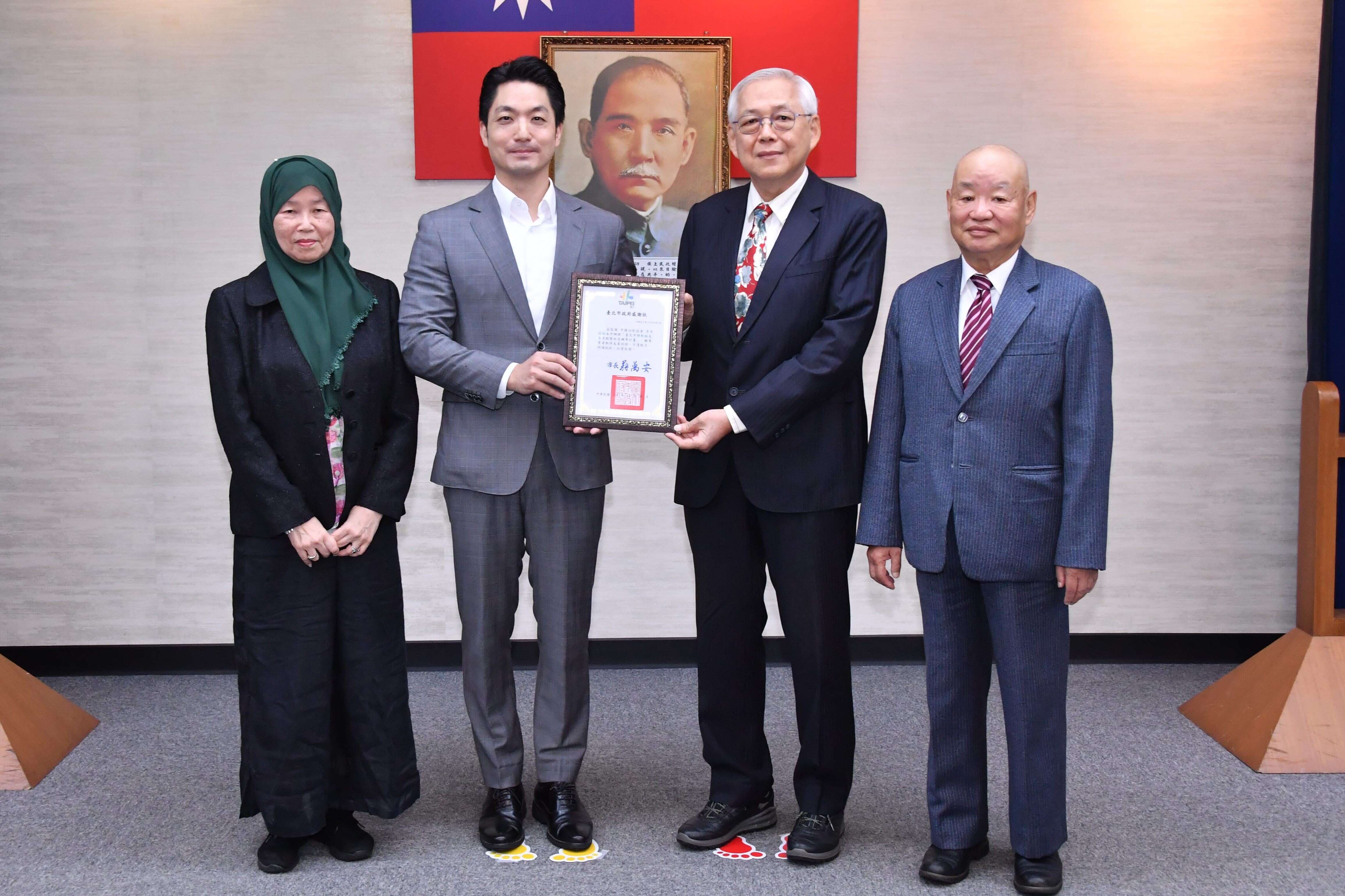 台北市长蒋万安颁发感谢状予「中国回教协会」(图片来源：台北市政府观光传播局)