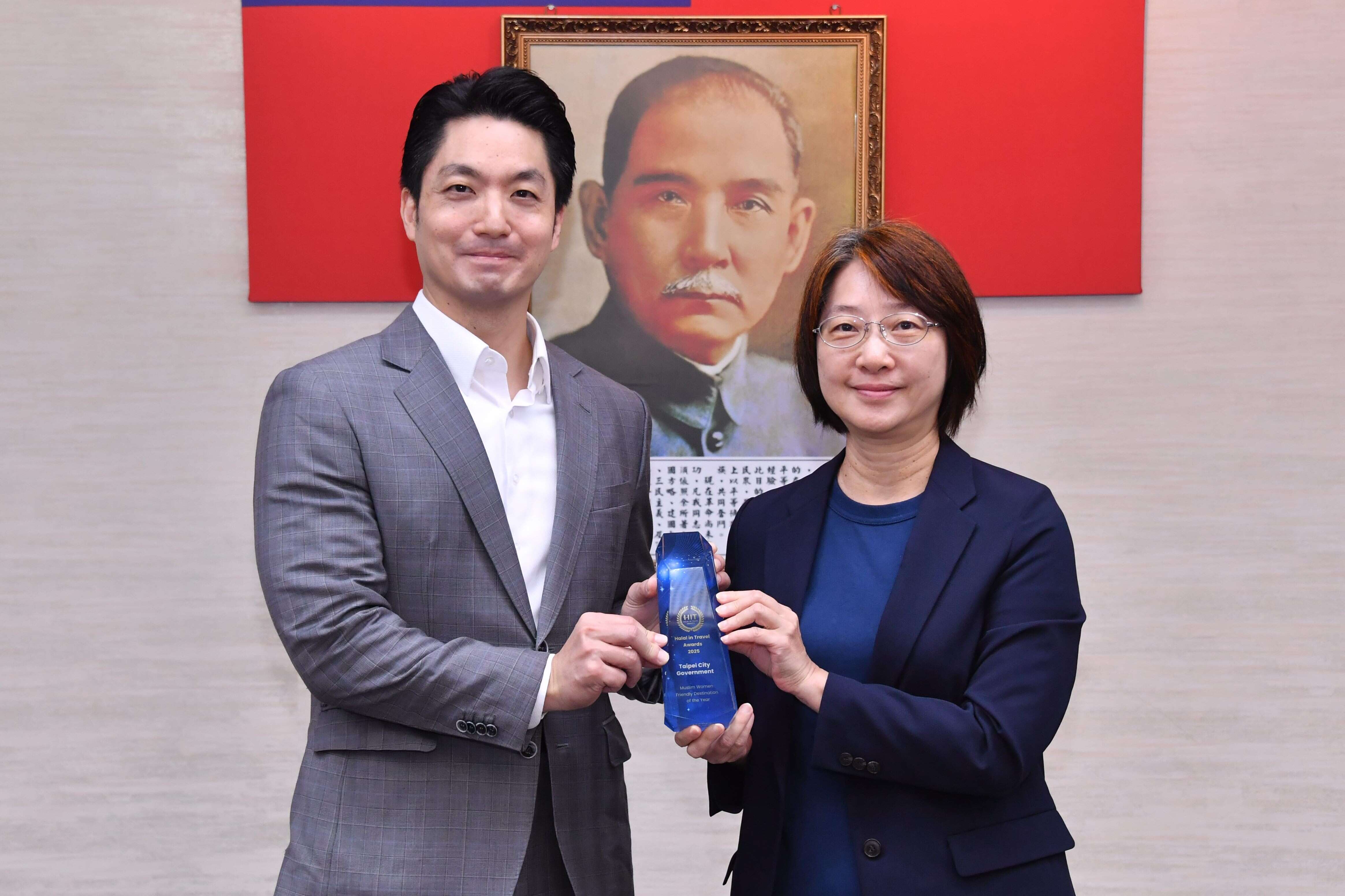观传局萧君杰副局长将2025「穆斯林妇女友善旅游目的地城市奖」献予蒋万安市长(图片来源：台北市政府观光传播局)