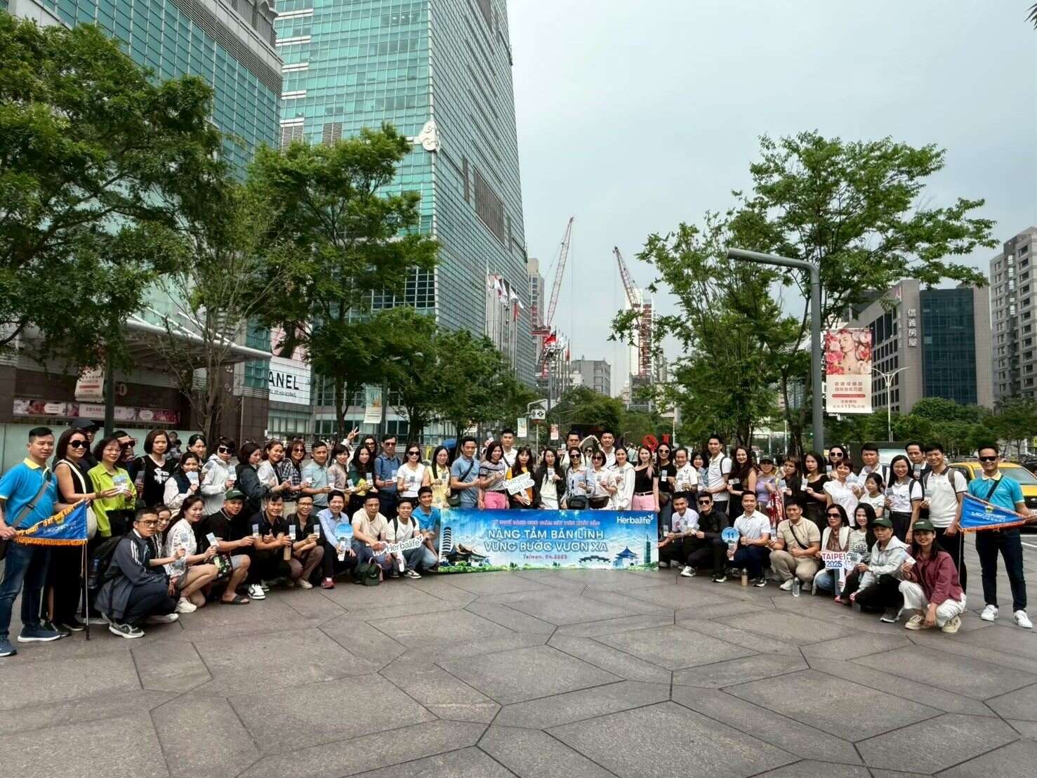 「CONG TY TNHH MTV HERBALIFE」奖励旅游团共620人分批来台，於台北101等知名地标前留影。(图片来源：台北市政府观光传播局)