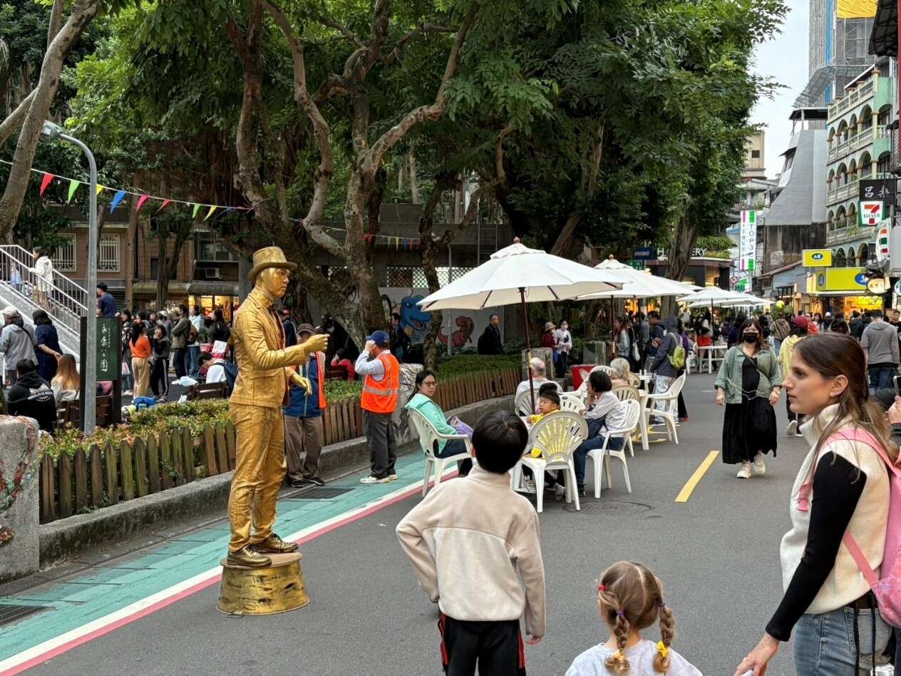 街头艺人展现圣诞魅力（图片来源：台北市商业处）