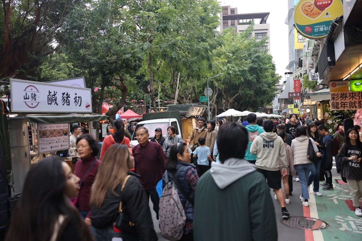 市集摊位美食人气满满（图片来源：台北市商业处）