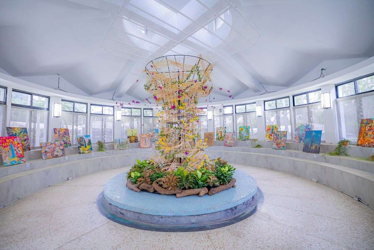 於八角亭展出「台湾好好玩2025台北101国际绘画比赛」得奖的30幅作品，带民众以艺术视角欣赏花绽台北城的精彩及举世无双的台湾样貌。（图片来源：台北市政府工务局公园路灯工程管理处）