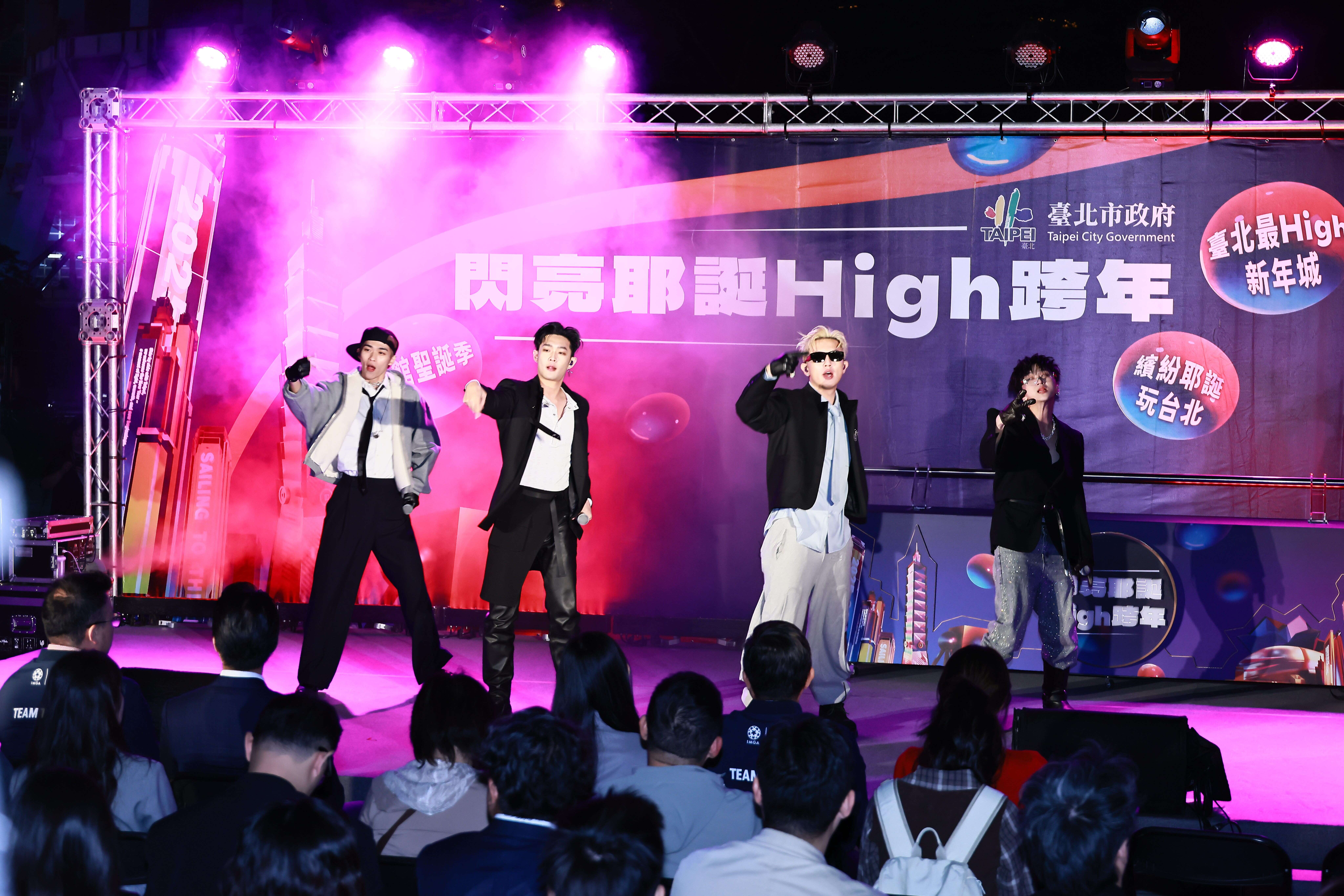 「閃亮耶誕High跨年」宣傳記者會，跨年晚會卡司全創作冠軍男團UNUS熱唱開場。（圖片來源：臺北市政府觀光傳播局）