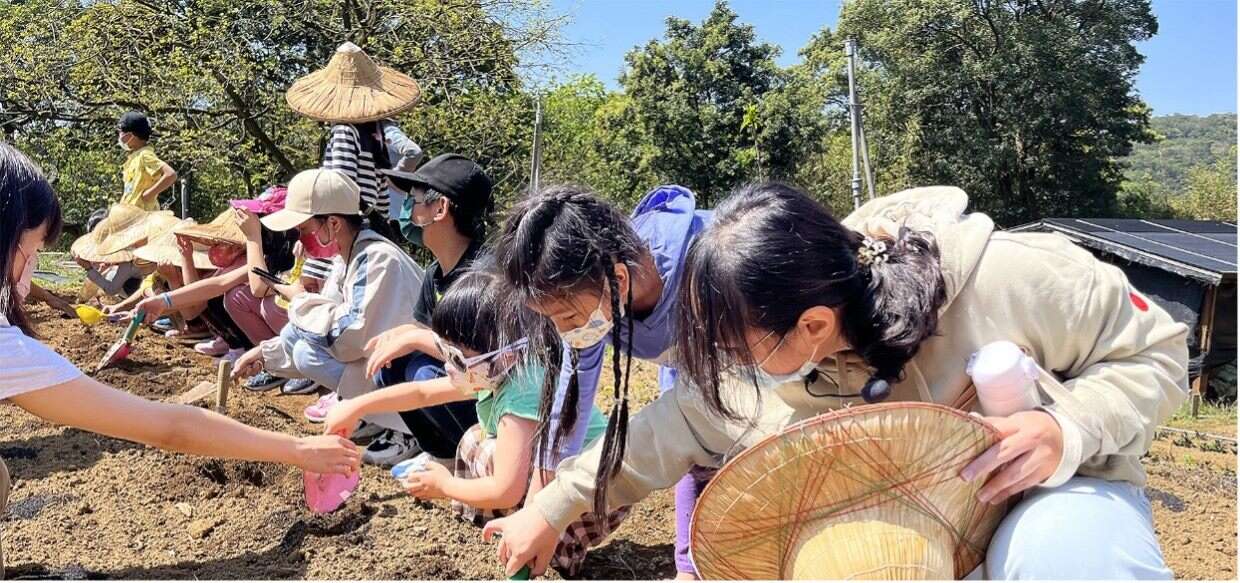 小朋友开心玩农事（图片来源：农游超市）