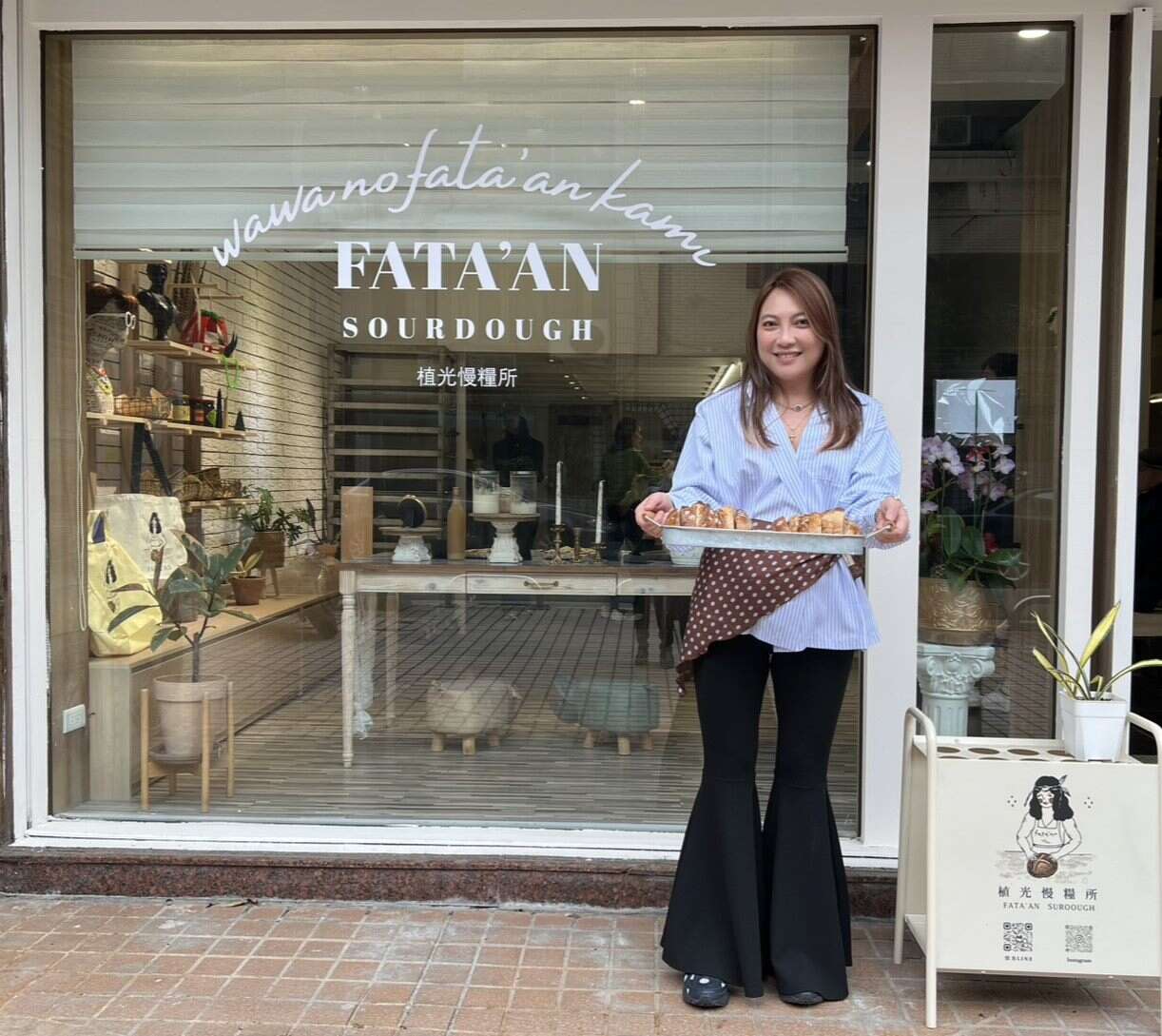 植光慢粮所林梓彤创办人展示商品 （图片来源：台北市政府原住民族事务委员会）