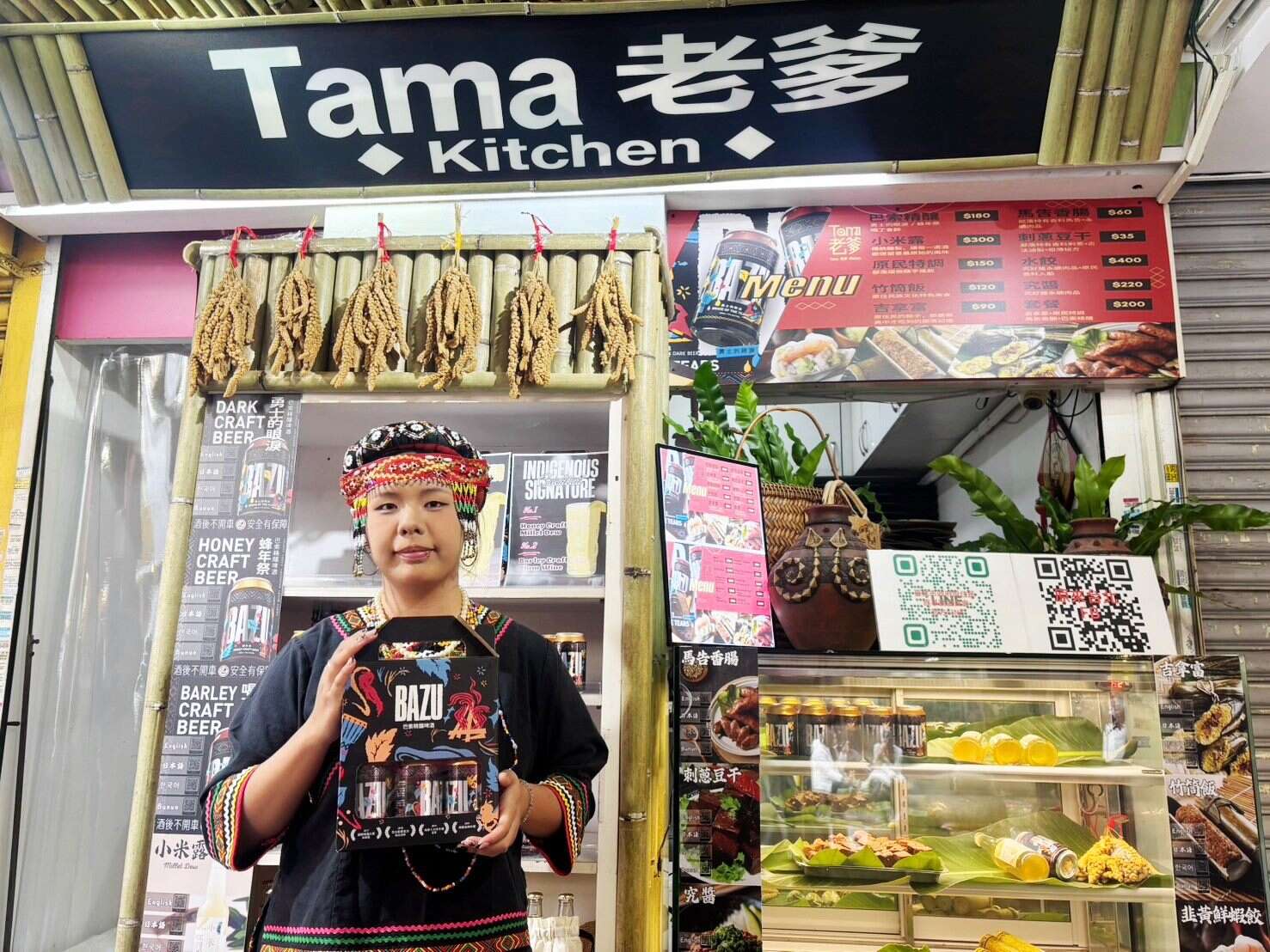 Tama老爹Kitchen计画主持人田高慈展示商品 （图片来源：台北市政府原住民族事务委员会）