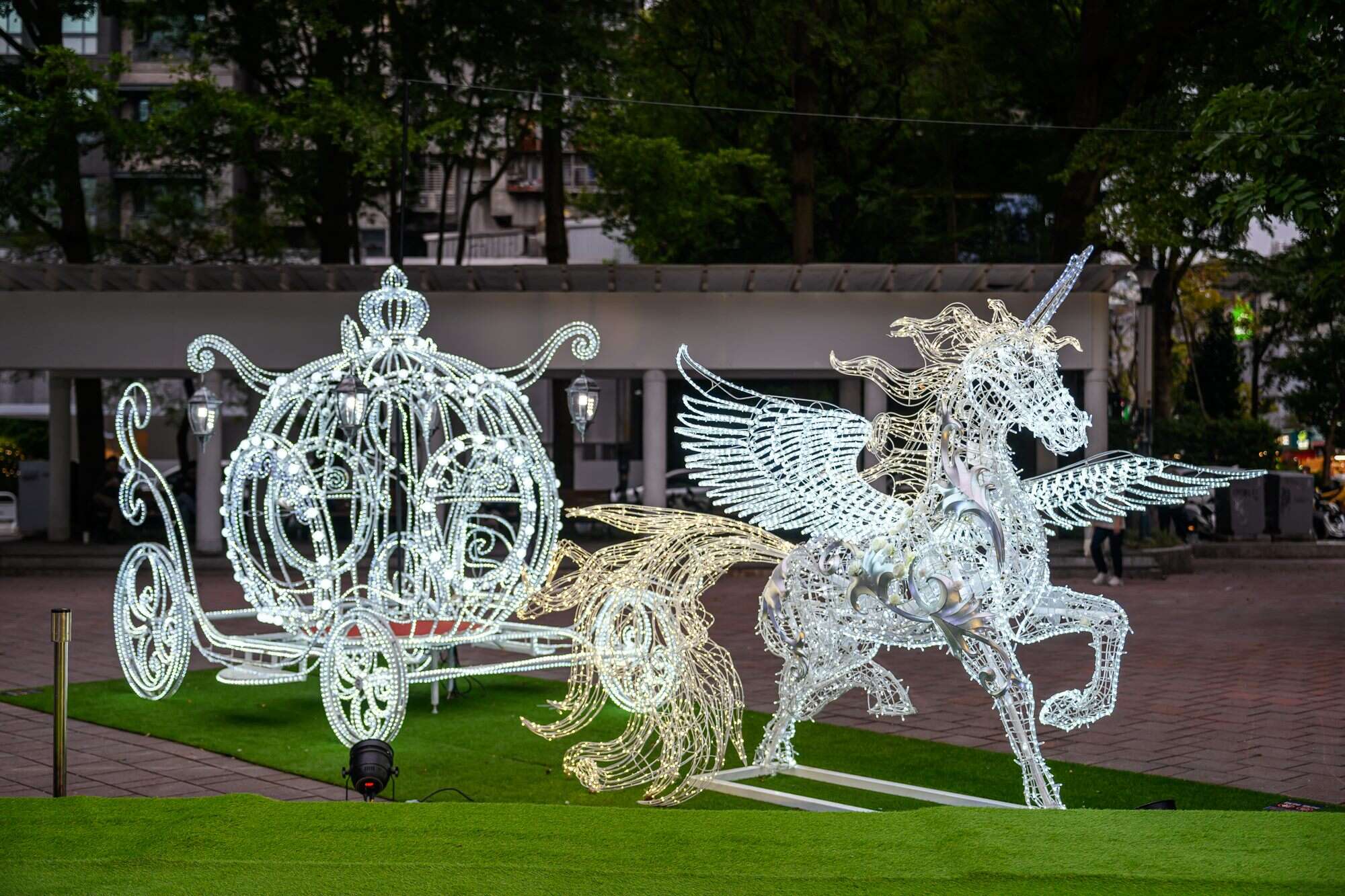 重現童話故事的「星光馬車」，即日起至3月8日閃耀於瑠公公園 （圖片來源：臺北市商業處）