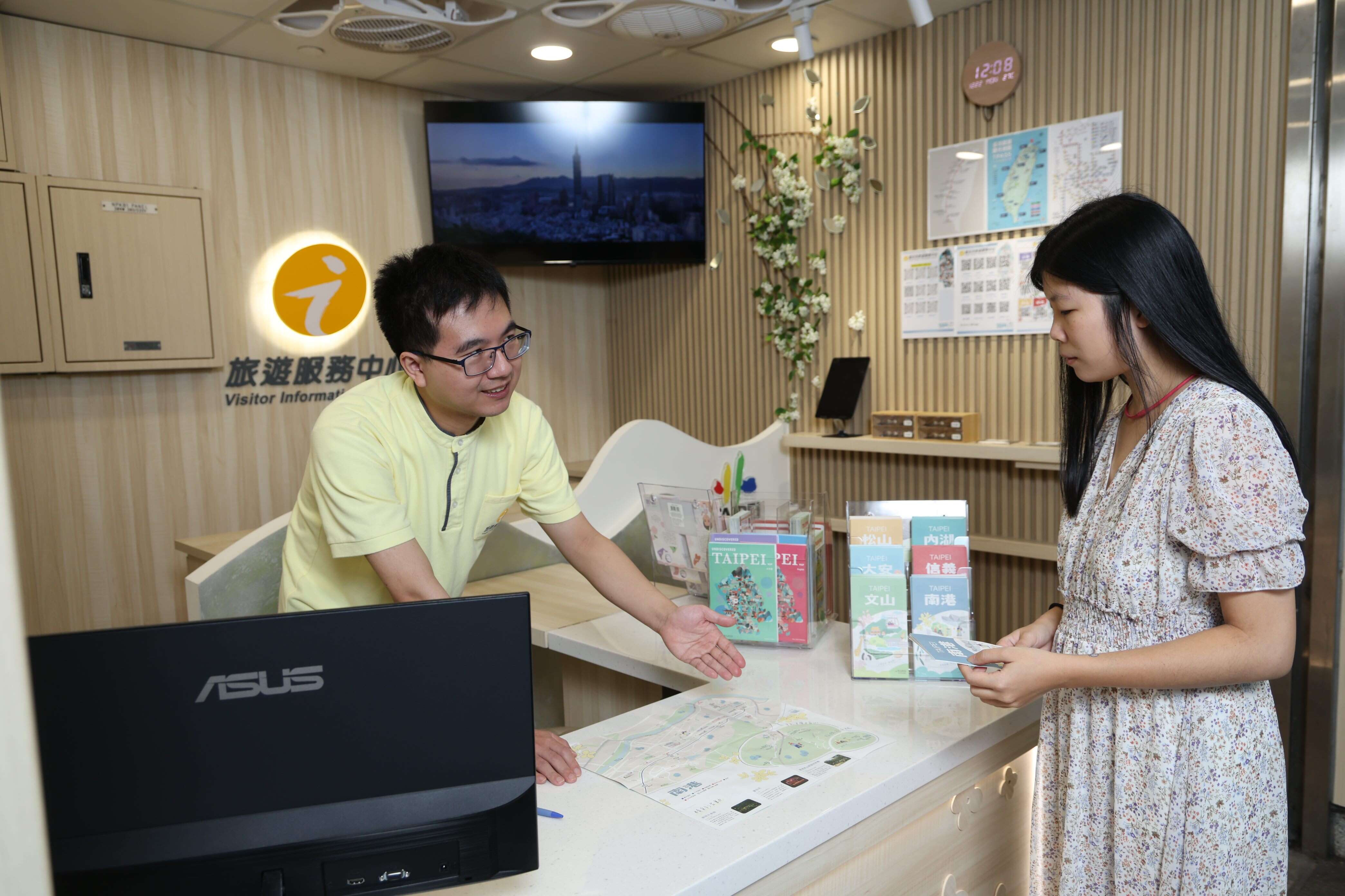 捷運南港站旅遊服務中心，為旅客提供貼心又實用的旅遊諮詢服務。（圖片來源：臺北市政府觀光傳播局）