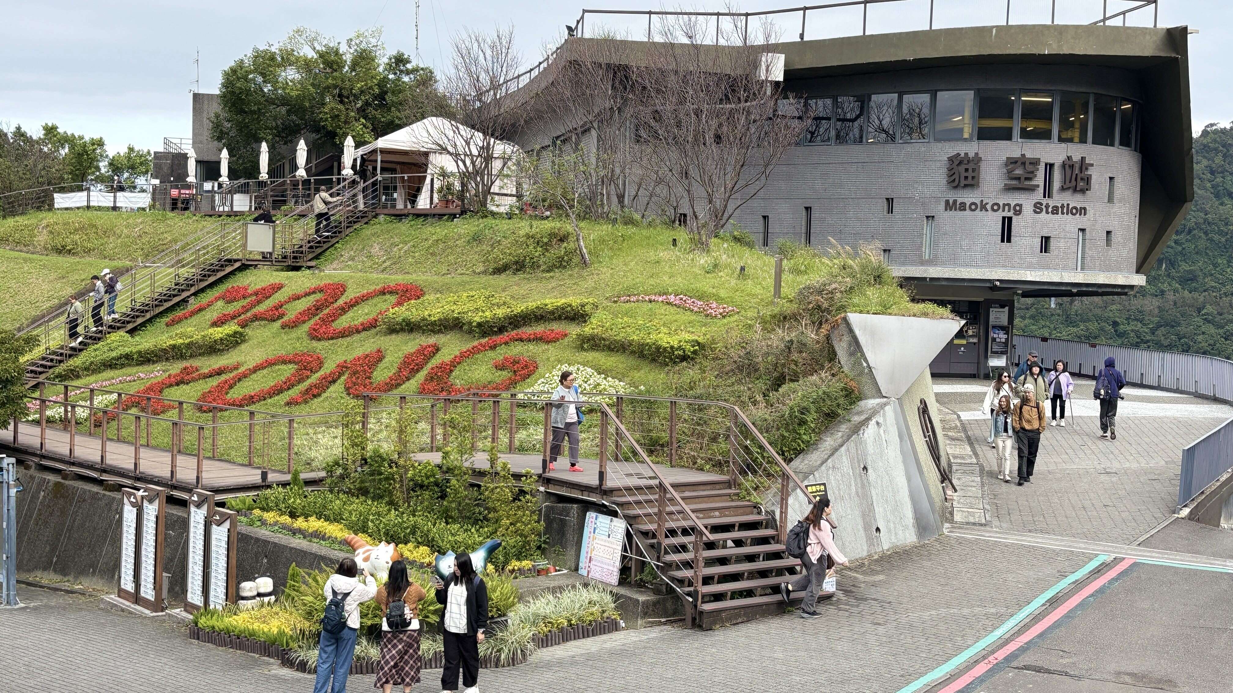步出猫空站映入眼帘的花海（图片来源：台北市政府工务局公园路灯工程管理处）