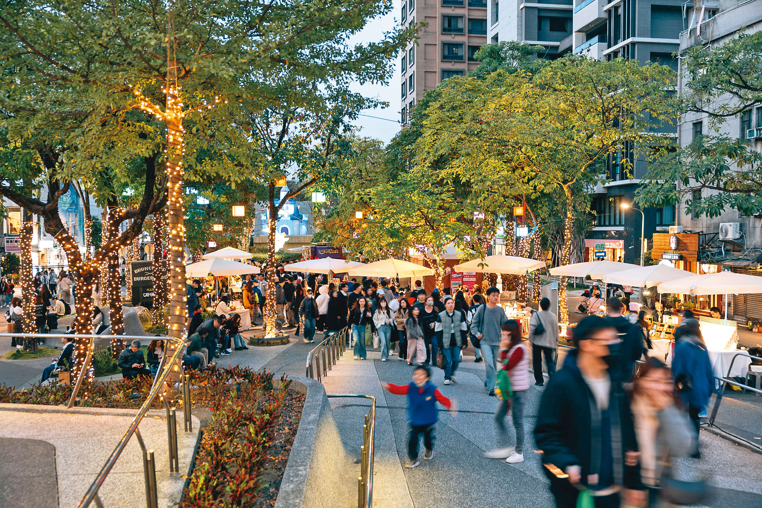 P10-13 都会漫步－1心中山线形公园的市集及节庆装饰，吸引众多旅客在此游逛。（摄影／蔡耀徵）