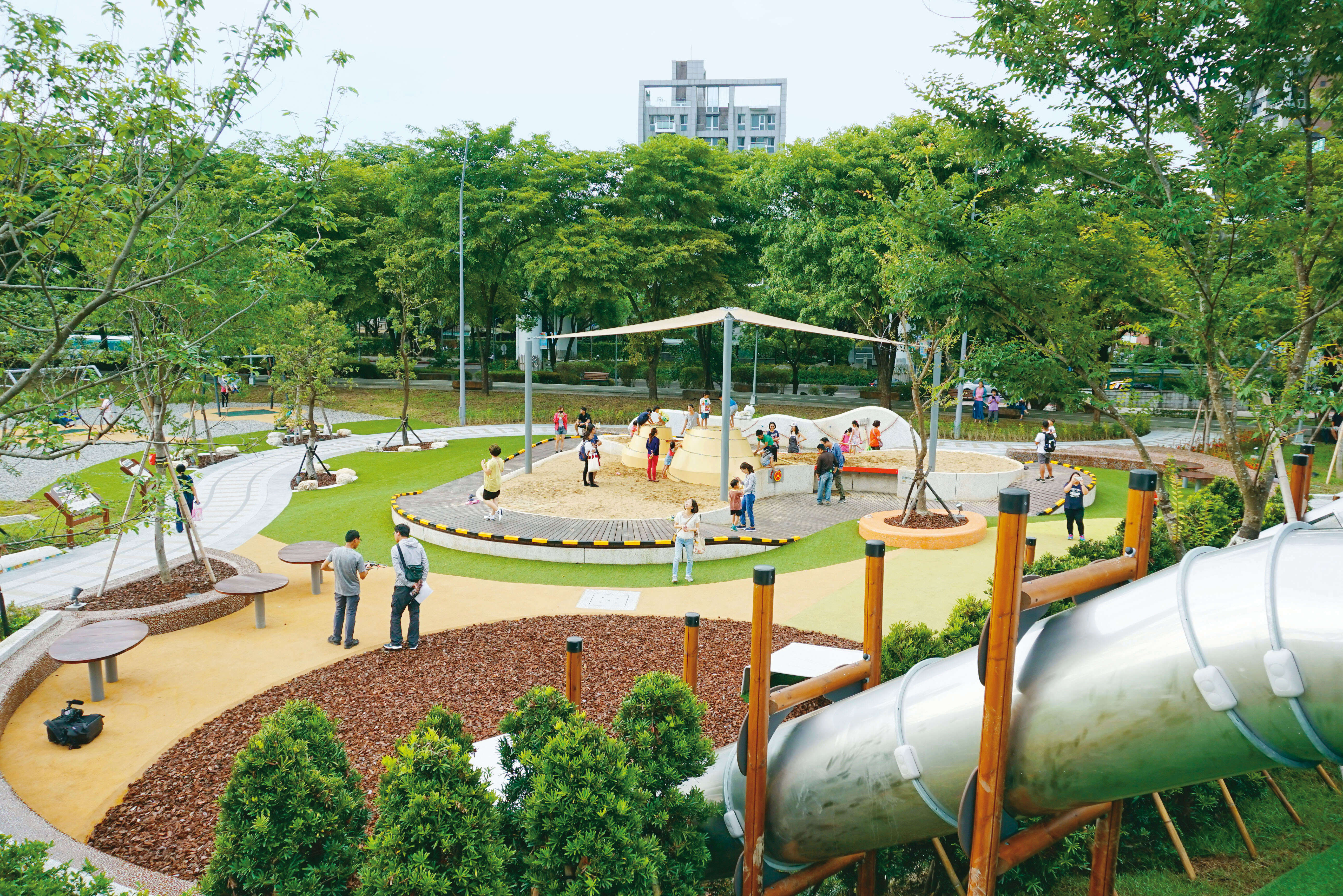 P20-23 漫游-3@许宜容-华山大草原共融游戏场设有多样游具，孩子们可穿梭各样设施尽情嬉游。（摄影／许宜容）