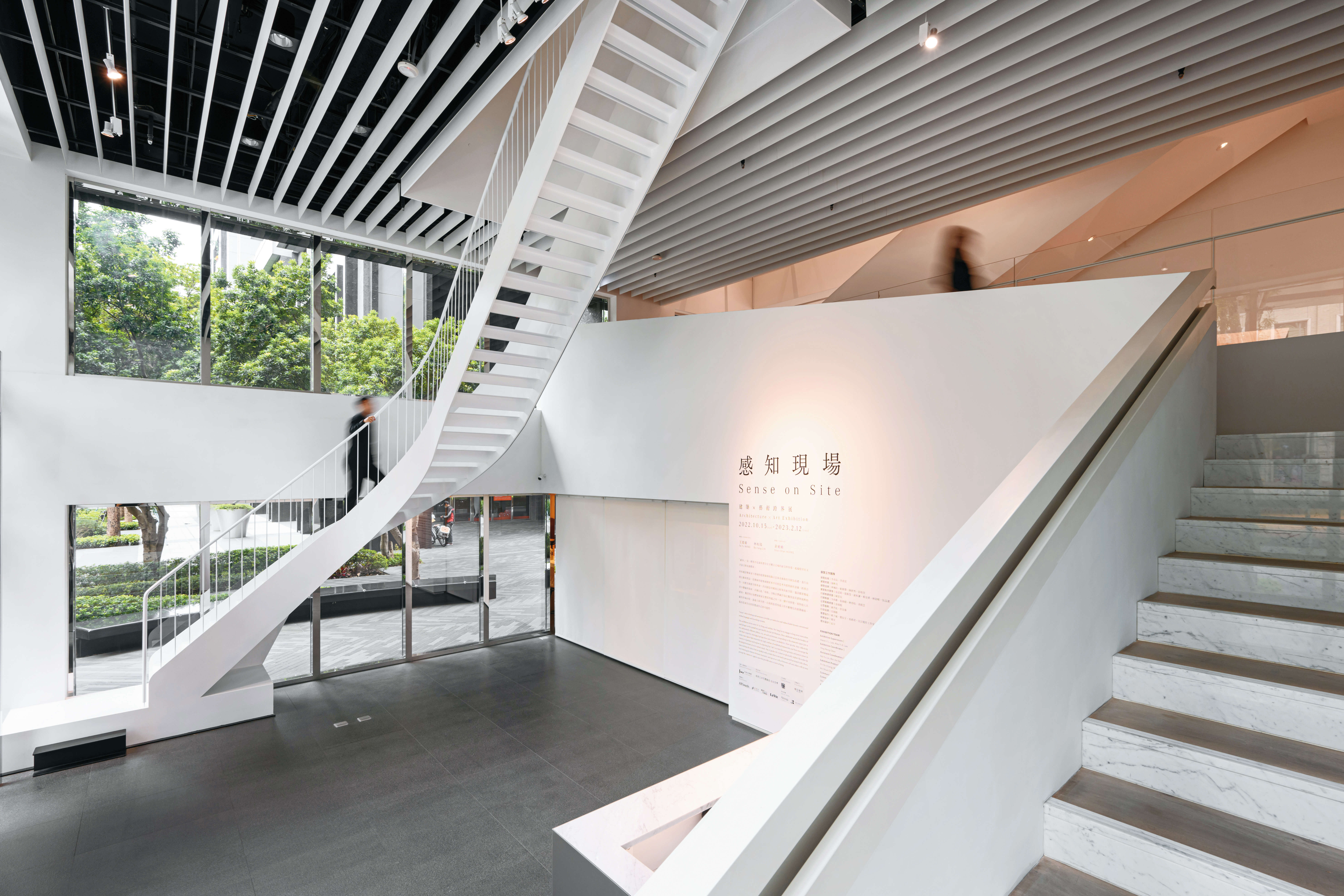 P20-23 漫游-2@忠泰美术馆-忠泰美术馆擅长依展览主题调整空间设置，曾架设「天井楼梯」打造沉浸式观展体验。