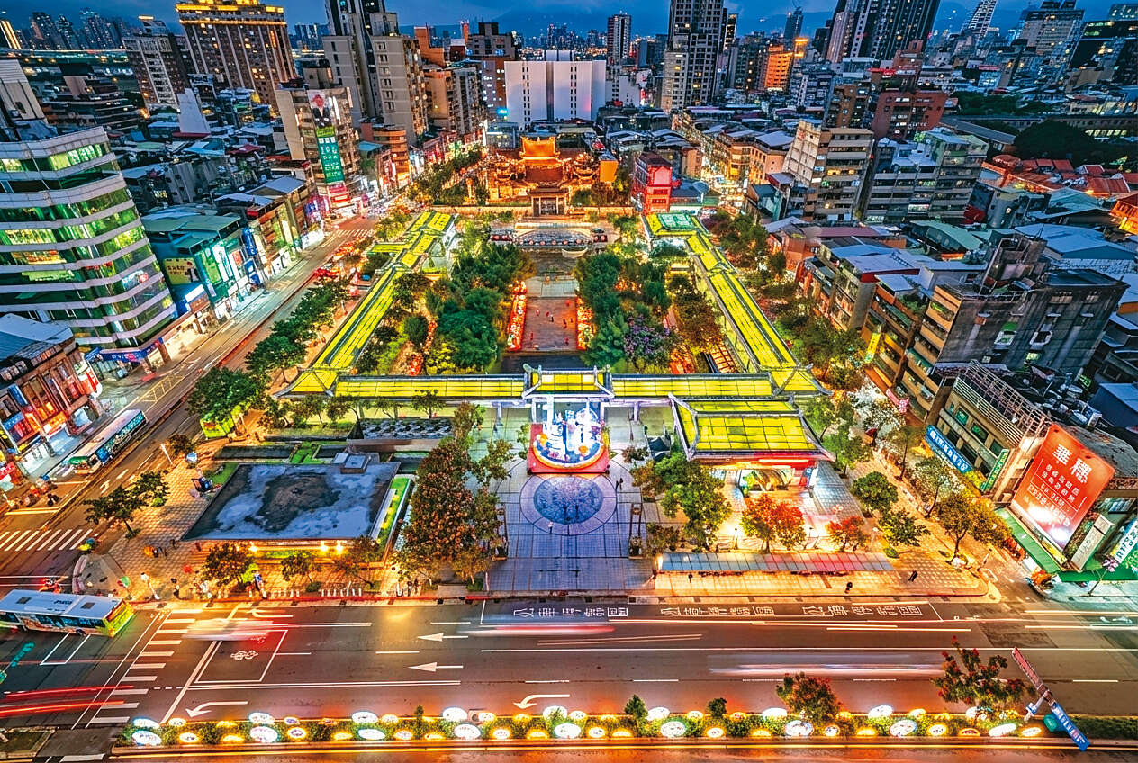 P32-35-写真-7@邓珍诗-2021年台北灯节的灯海沿着艋舺街廓铺展，勾勒出传统与现代交会的轴线。（摄影／邓珍诗）（图4-7：台北市北门相机商圈发展协会）