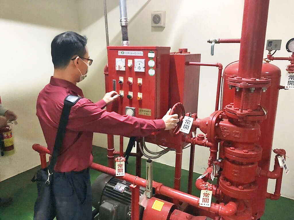 P38-41 台北新日常-3@台北市消防局-消防局針對不同場域進行系統性檢查，確認各項設施能正常使用。