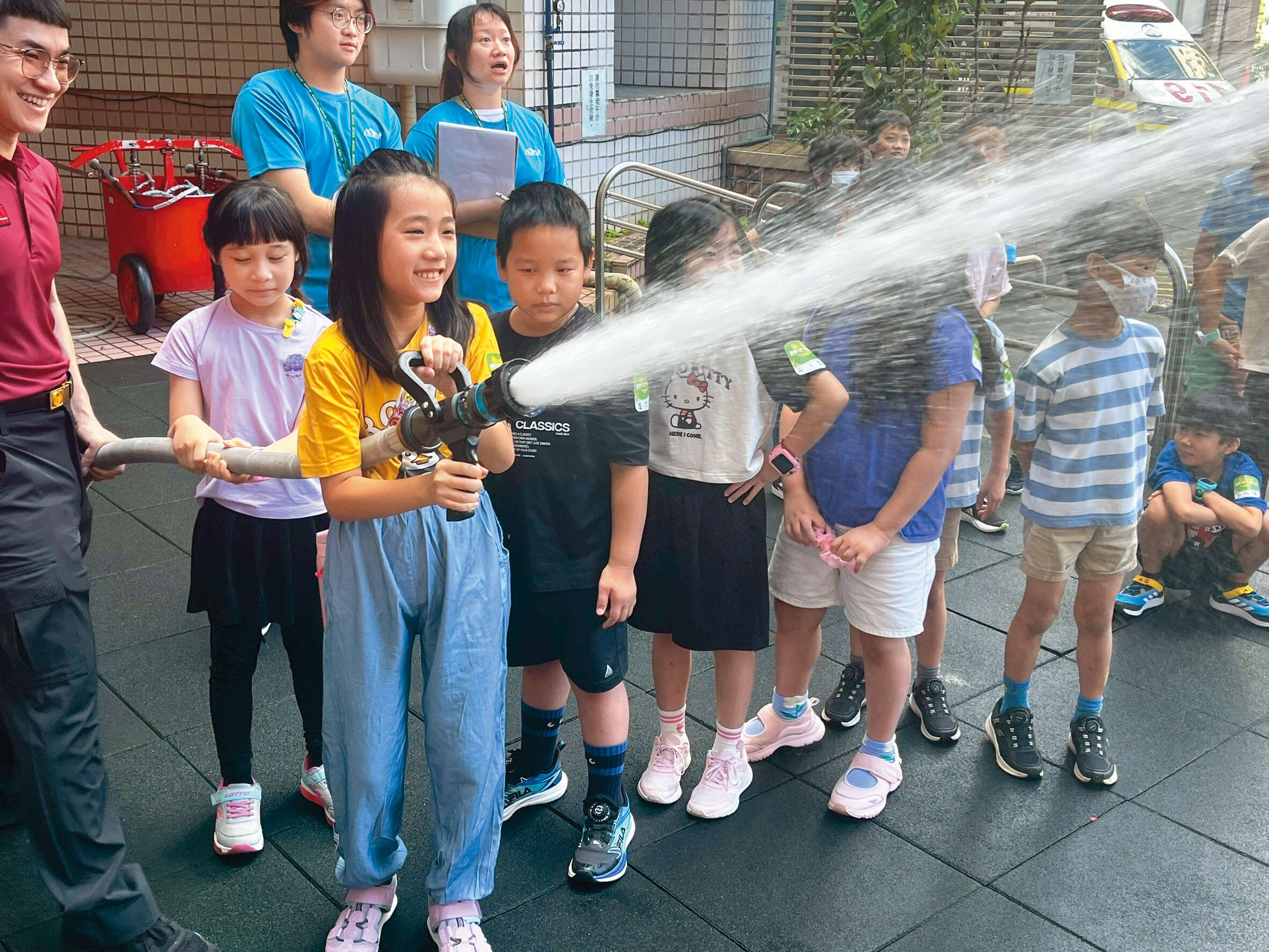 P38-41 台北新日常-6@台北市消防局-學童參與防災科學教育活動，從小培養防災觀念。