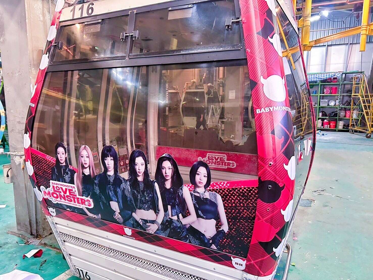 BABYMONSTER 限定貓空纜車-全員（圖片來源：臺北大眾捷運股份有限公司）