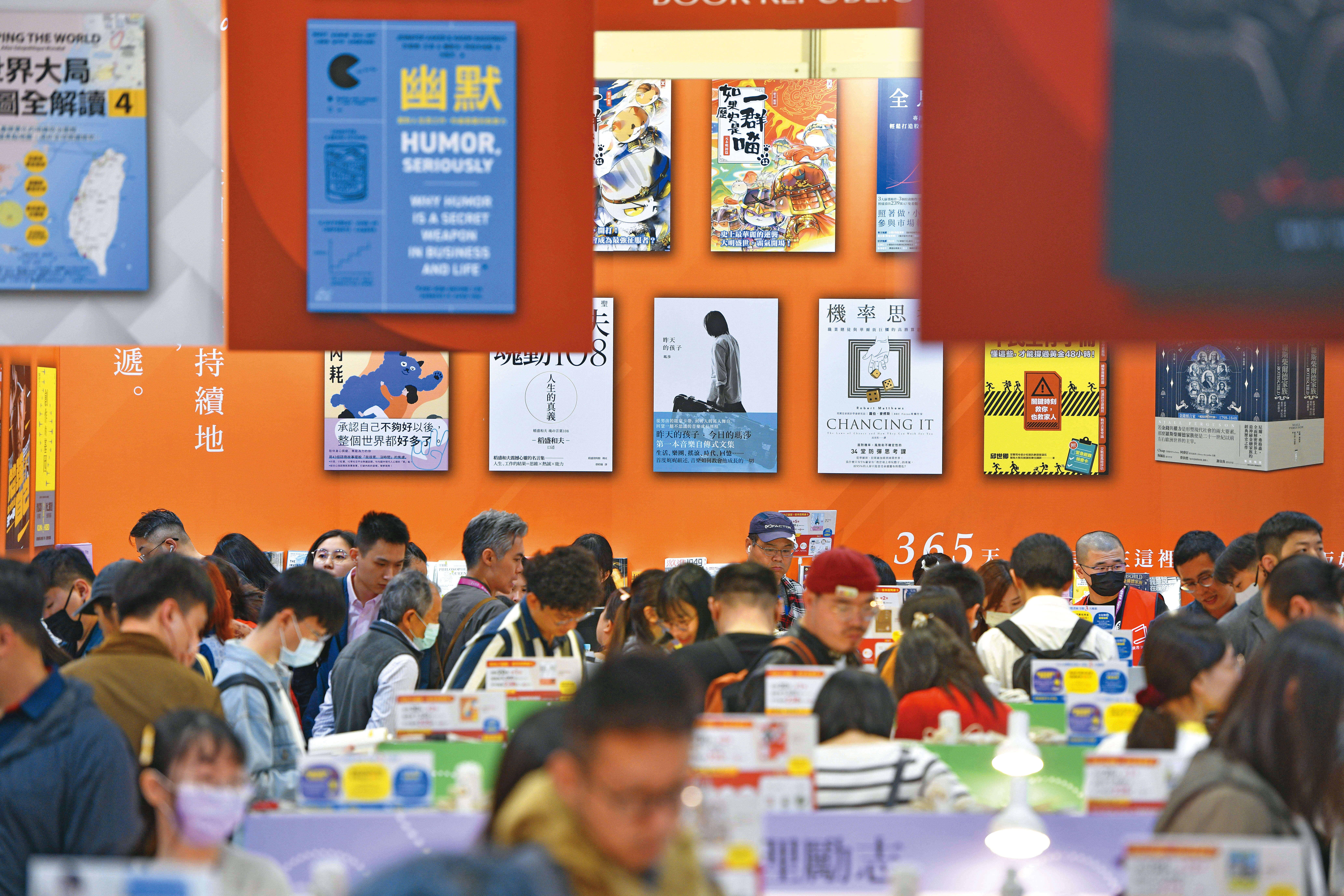 P44-45 城市指南-2李智為-台北國際書展吸引許多書迷前來朝聖。（攝影／李智為） (1)