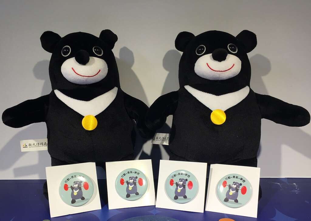 消費滿200送徽章，消費滿1200送世大運熊讚偶