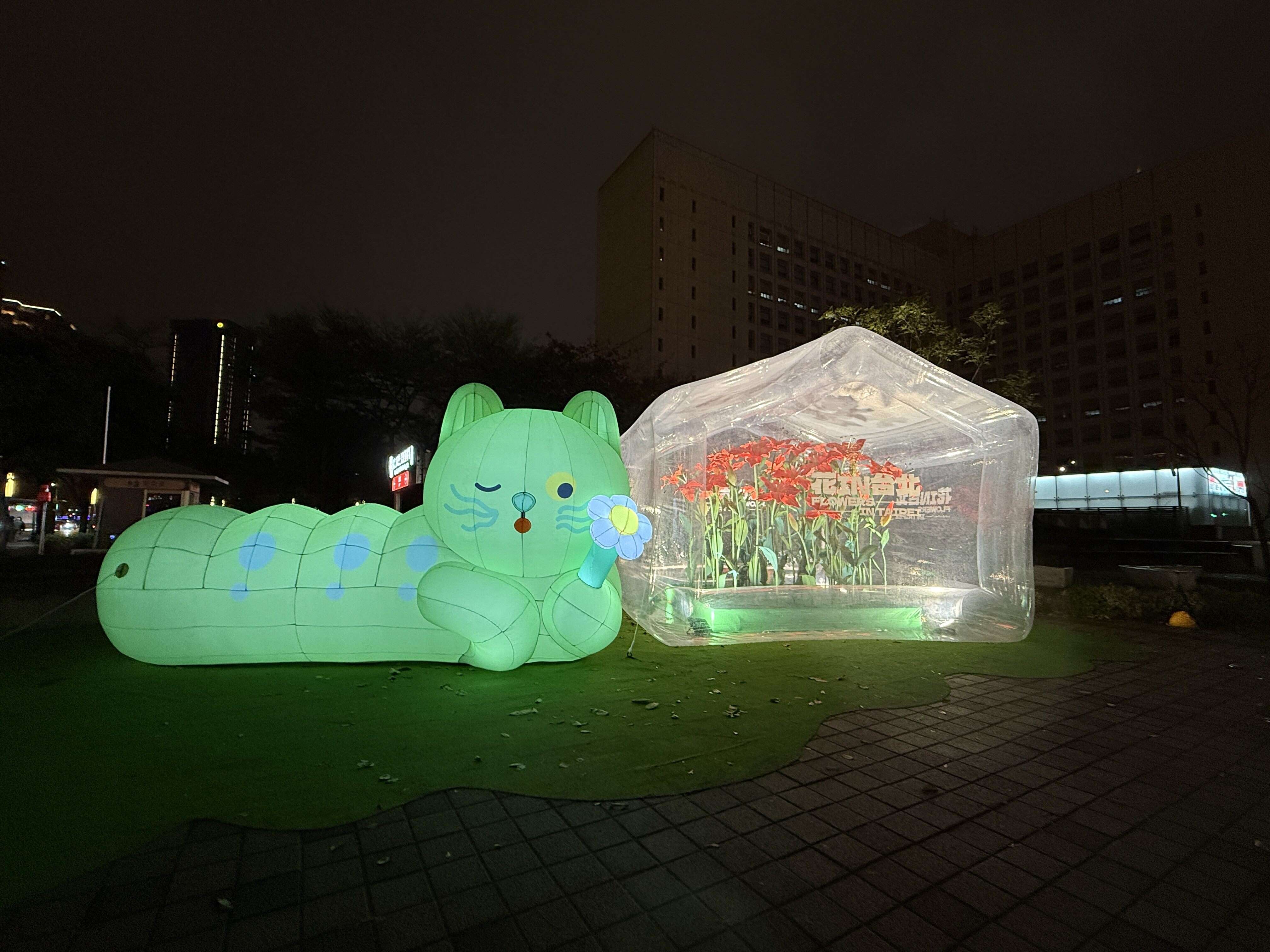 纷装置夜间发光，成为城市焦点（图片来源：台北市政府工务局公园路灯工程管理处）
