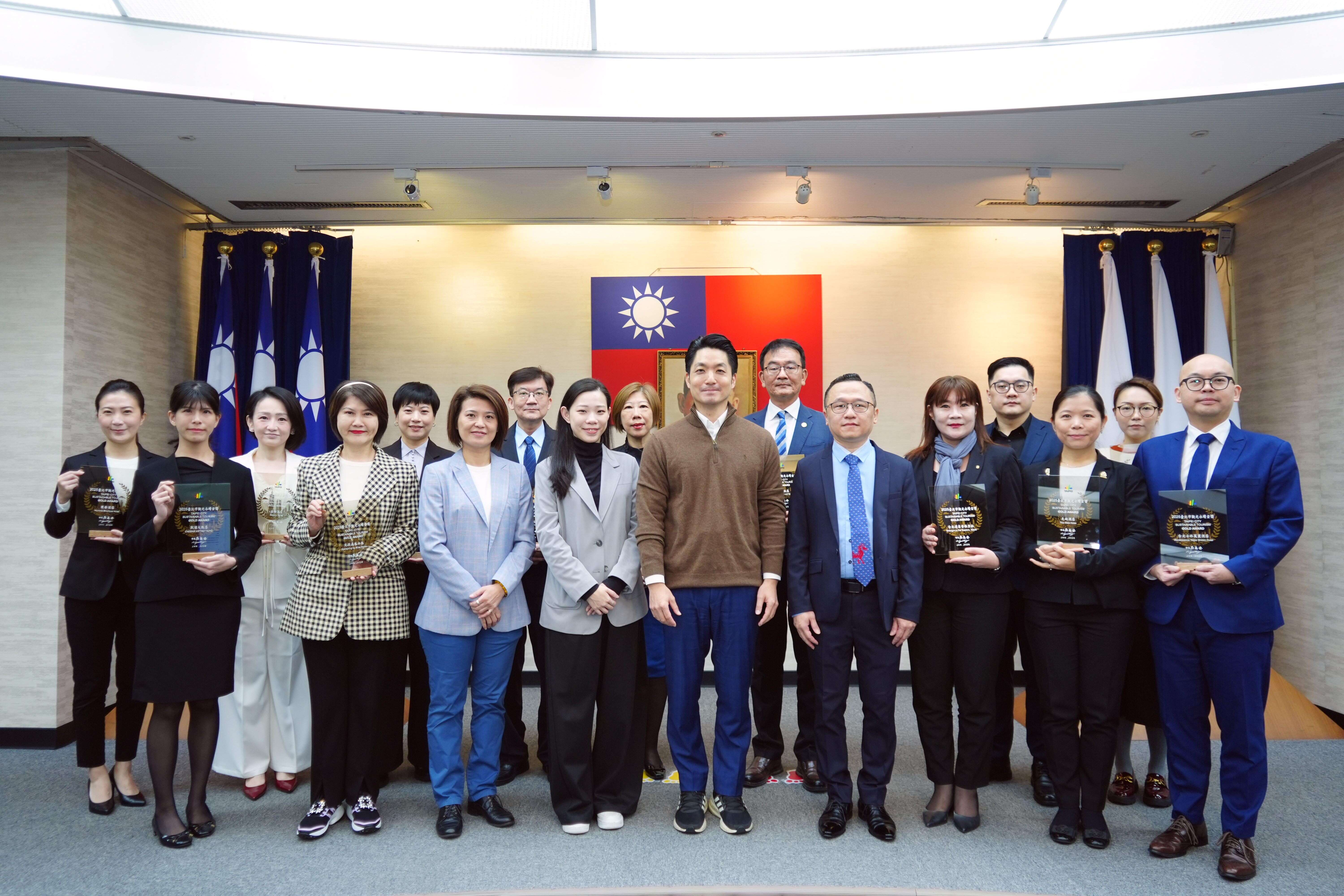 业者组获奖旅馆与蒋万安市长合影（图片来源：台北市政府观光传播局）
