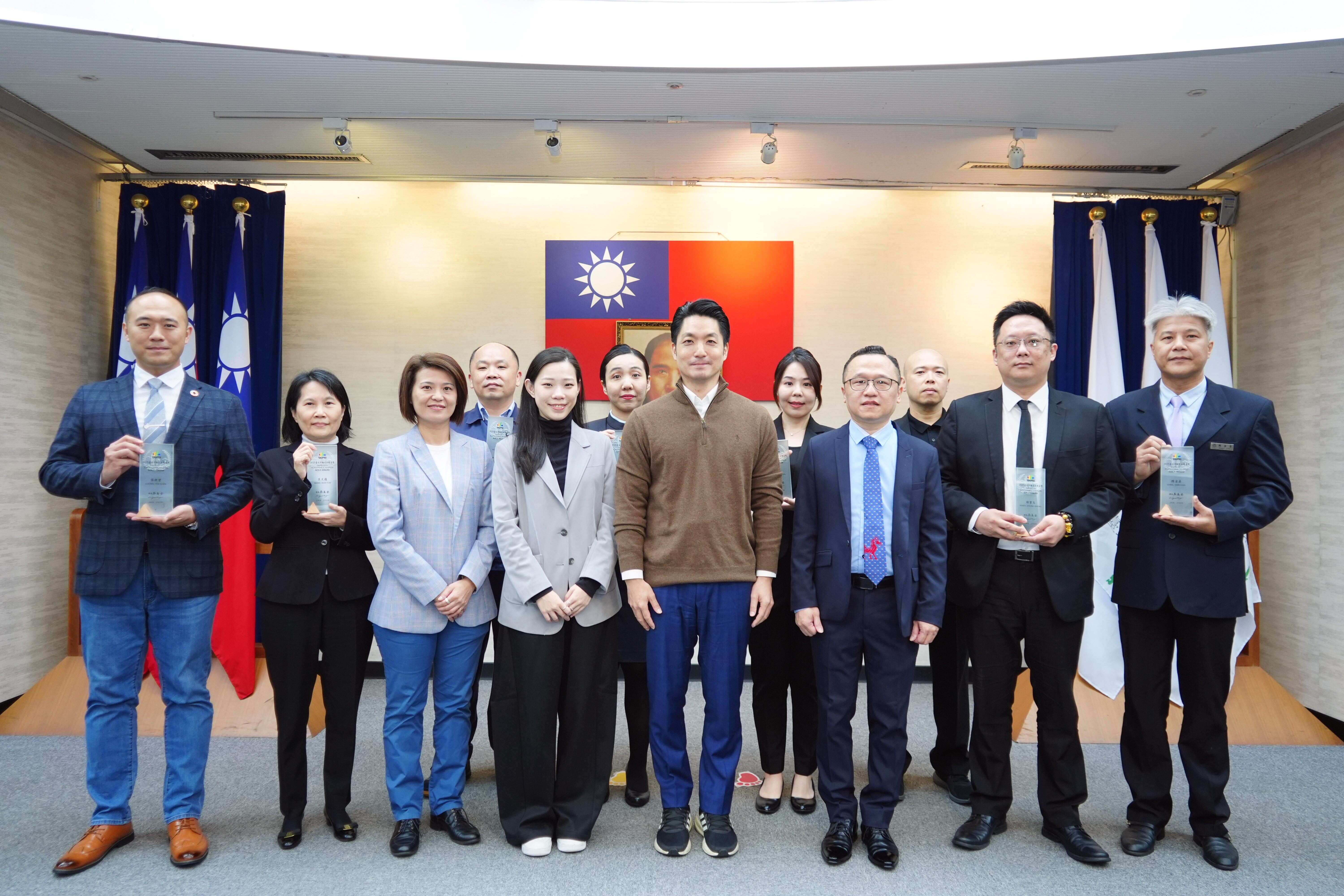 受雇人员组获奖者与蒋万安市长合影（图片来源：台北市政府观光传播局）