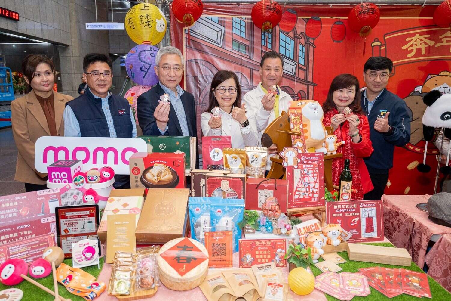 现场长官及贵宾巡礼年节特色摊位（图片来源：台北市商业处）