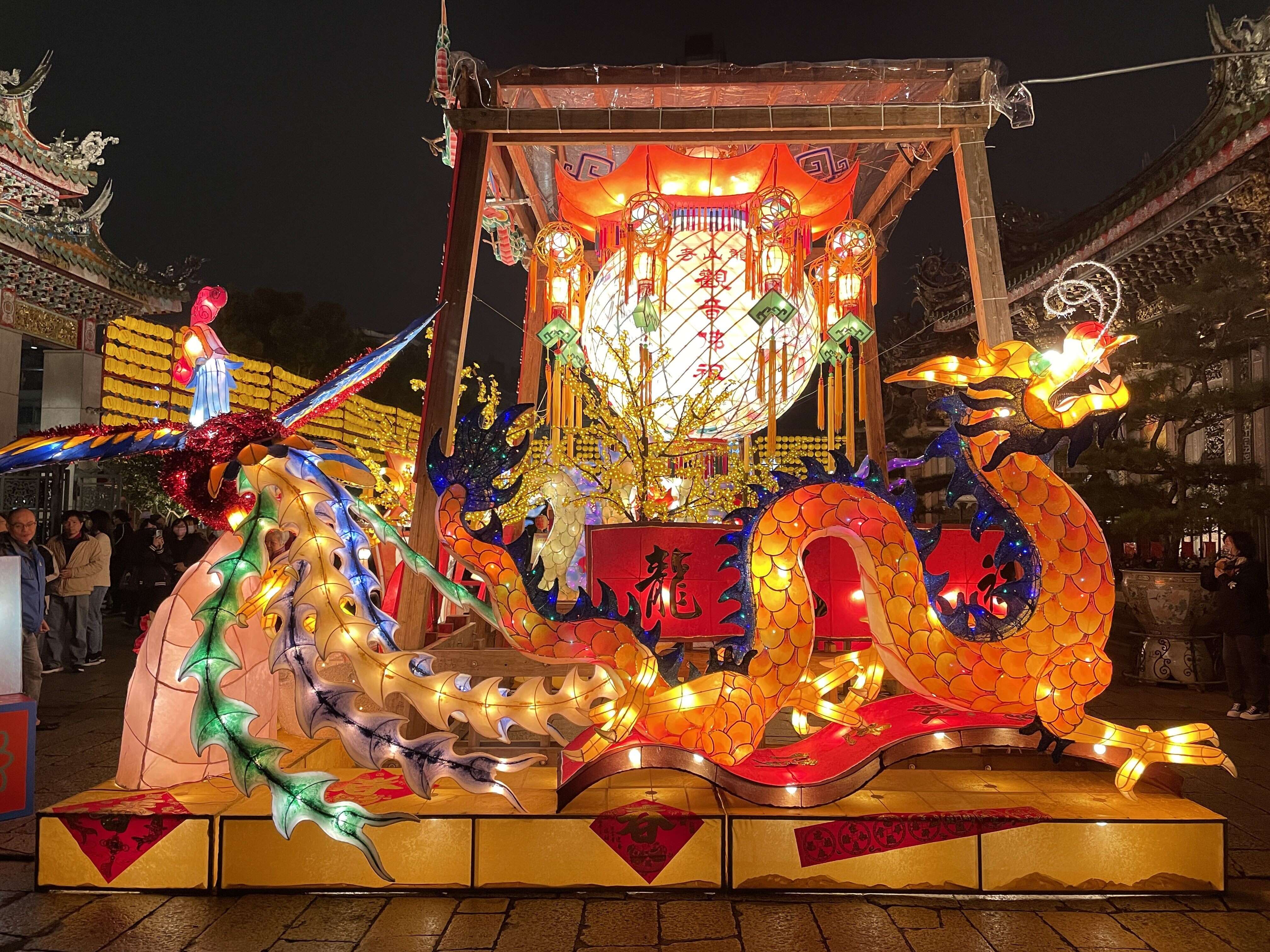 艋舺龍山寺展出的平安燈（圖為2024年燈飾）（圖片來源：臺北市政府觀光傳播局）