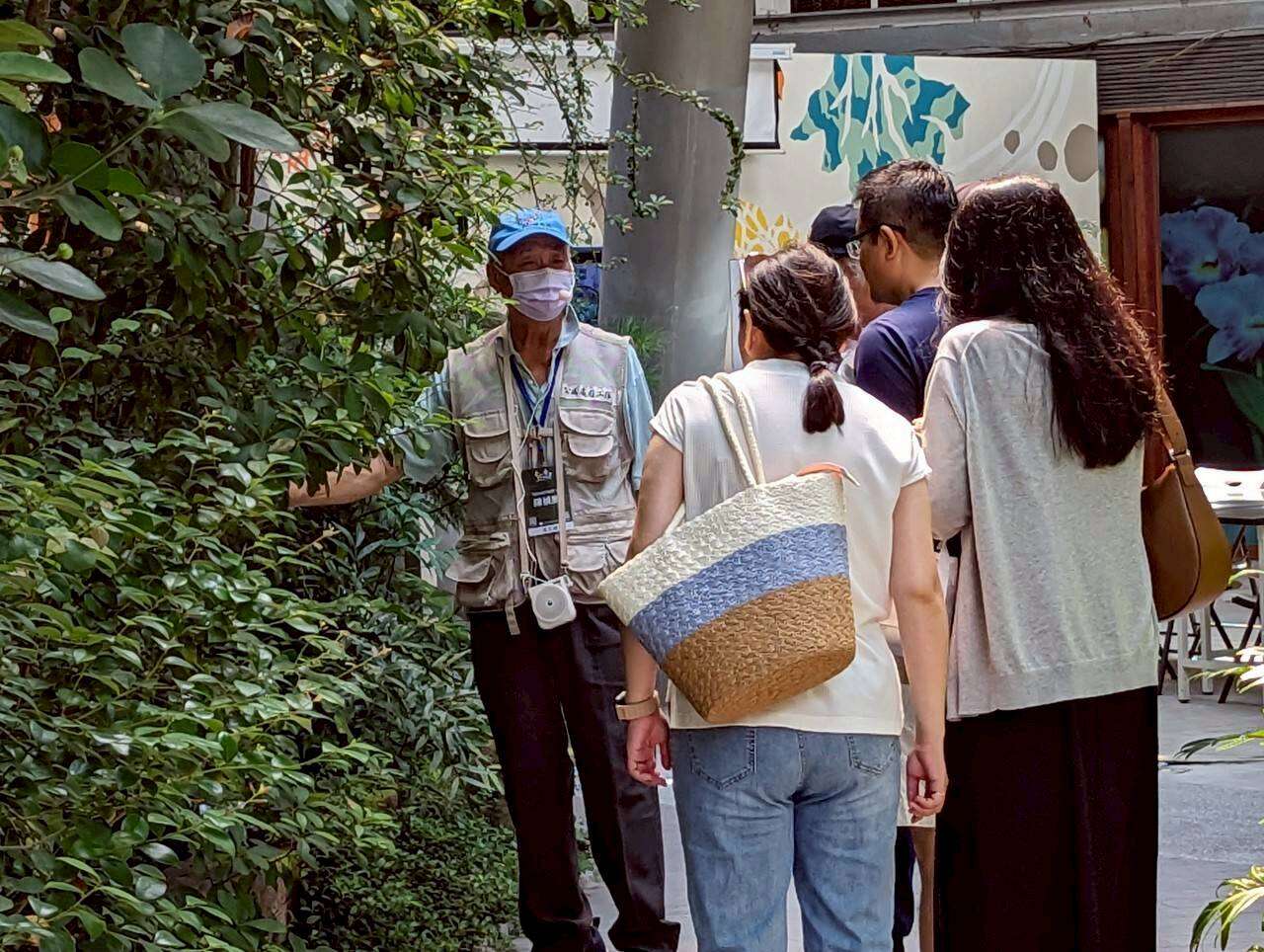 關於植物的疑問導覽志工為大家解答。（圖片來源：臺北市政府工務局公園路燈工程管理處）