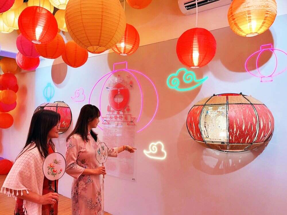 大稻埕遊客中心3樓永樂燈苑展出紙雕藝術家成若涵作品。（圖片來源：臺北市政府觀光傳播局）