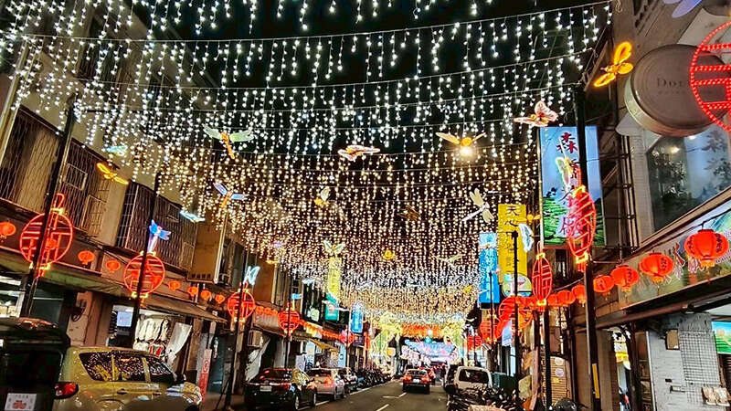 省城隍庙的《灯映幸福平安桥》（图片来源：台北市政府观光传播局）